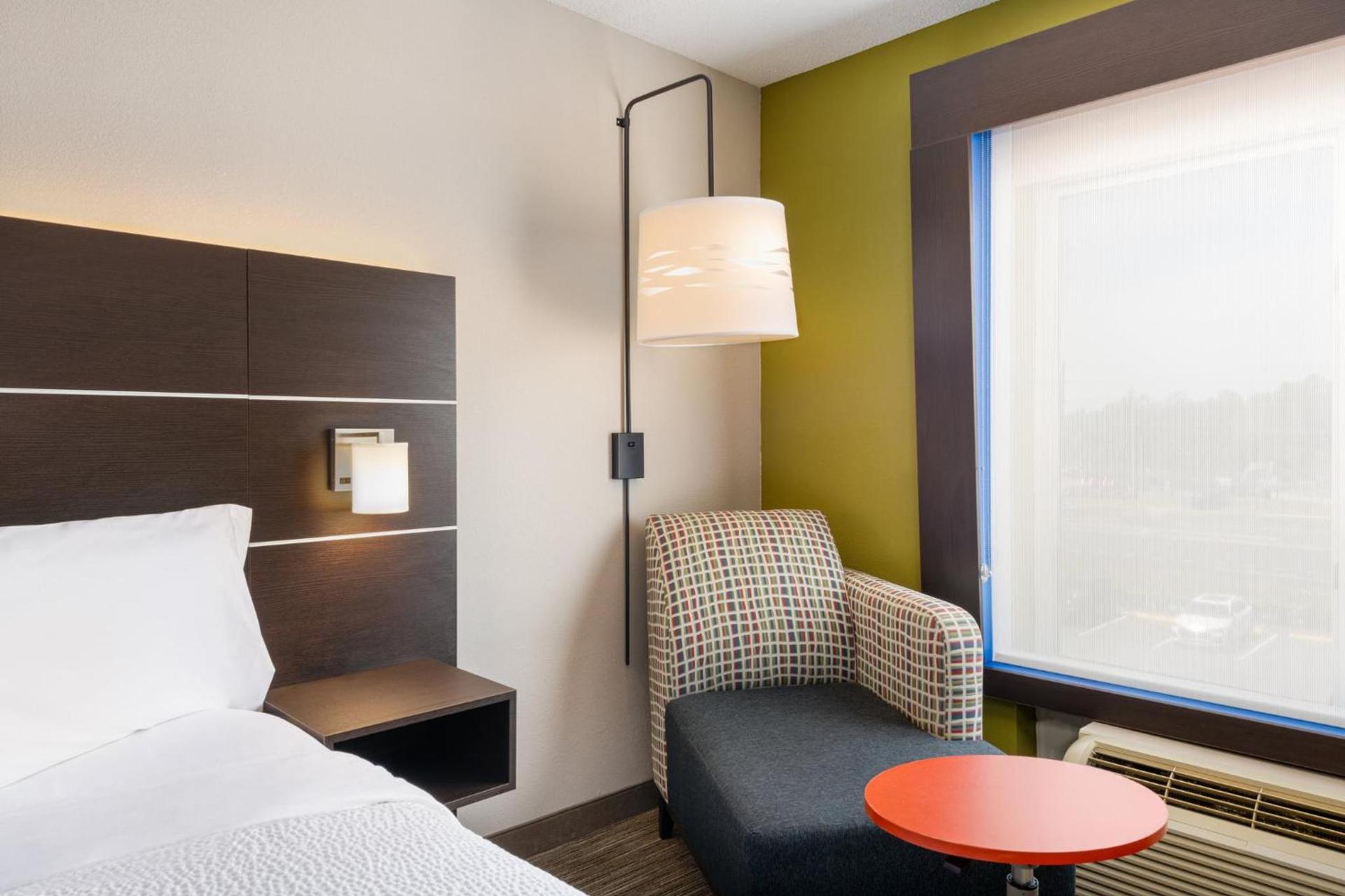 Holiday Inn Express & Suites Spring Hill by IHG photo 39
