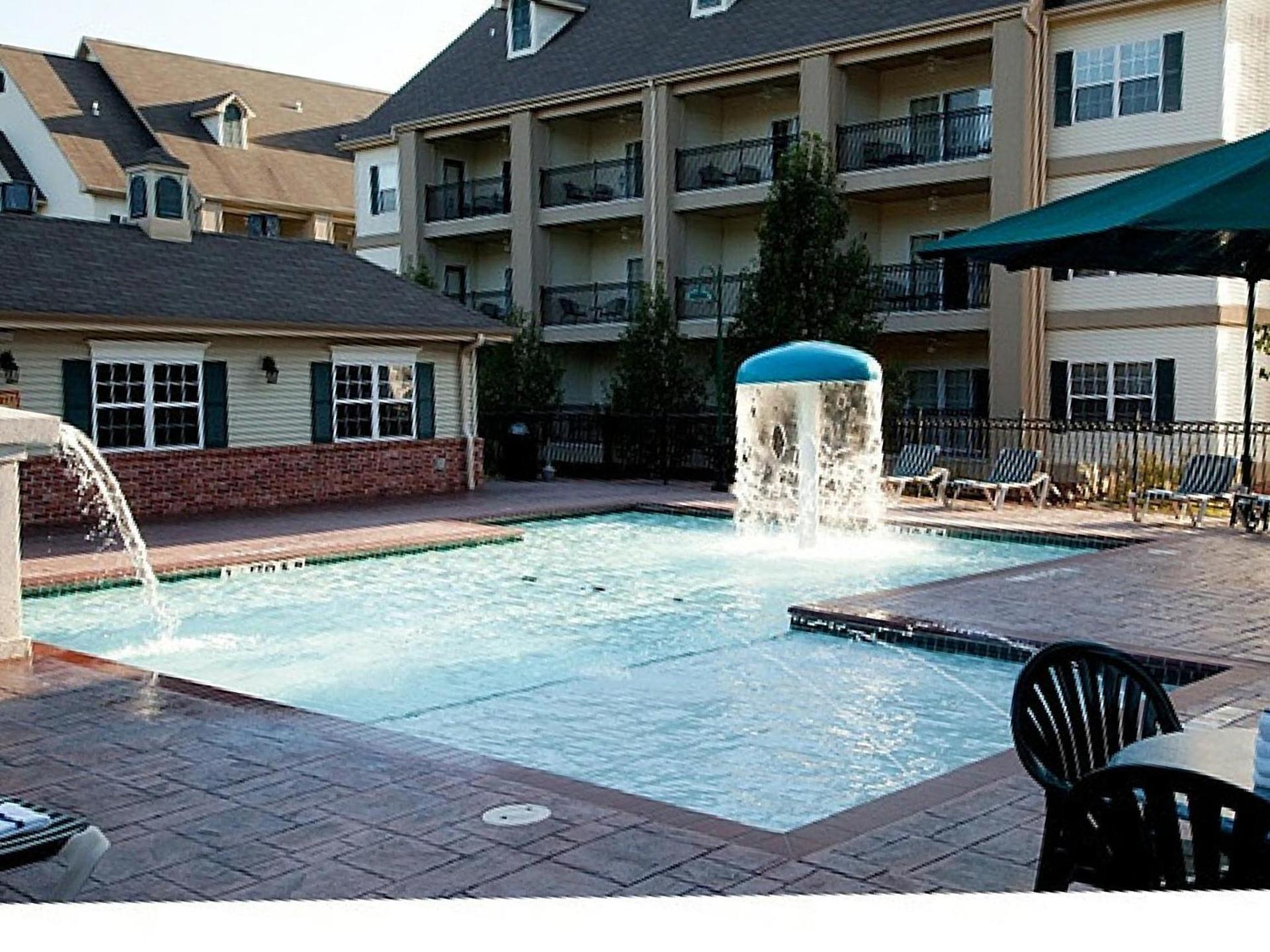 French Quarter Resort by CoolVacay photo 16