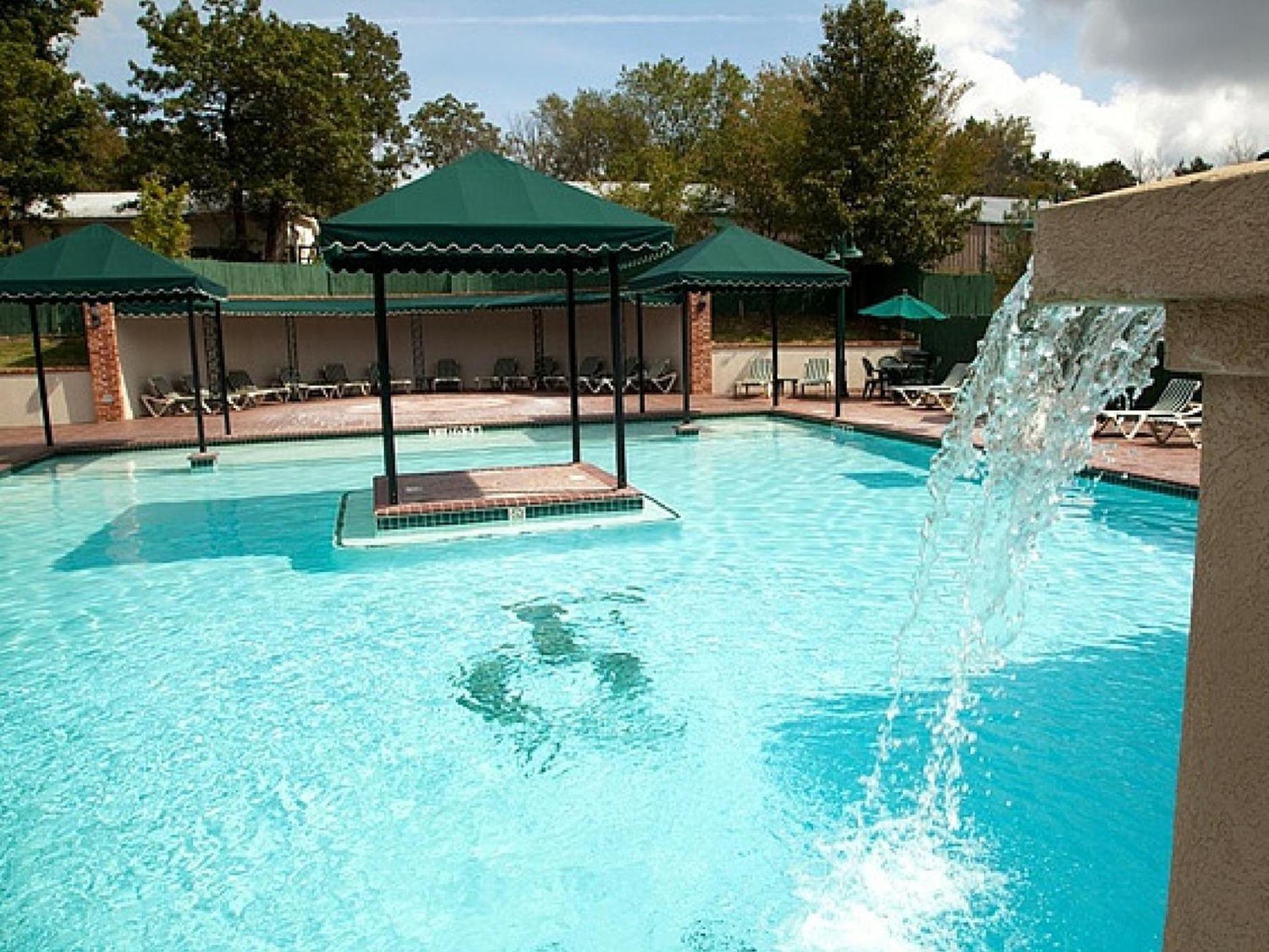 French Quarter Resort by CoolVacay photo 8