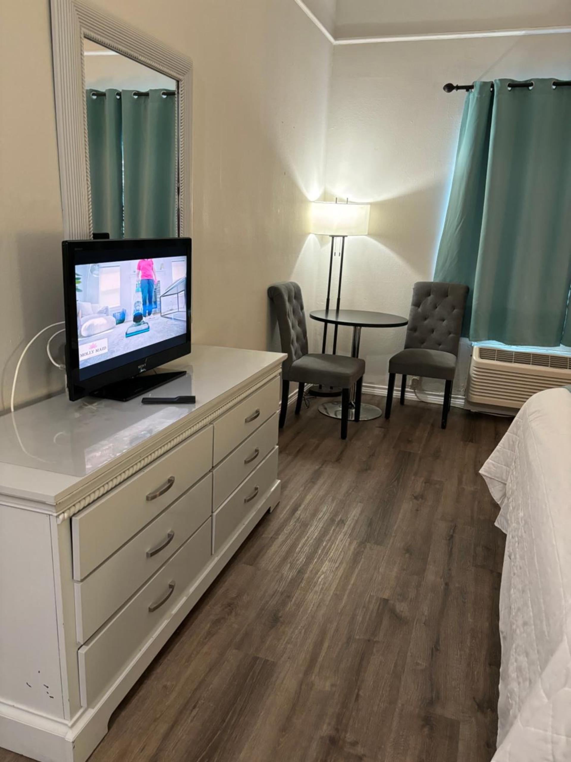 Deluxe Inn & Suites photo 14