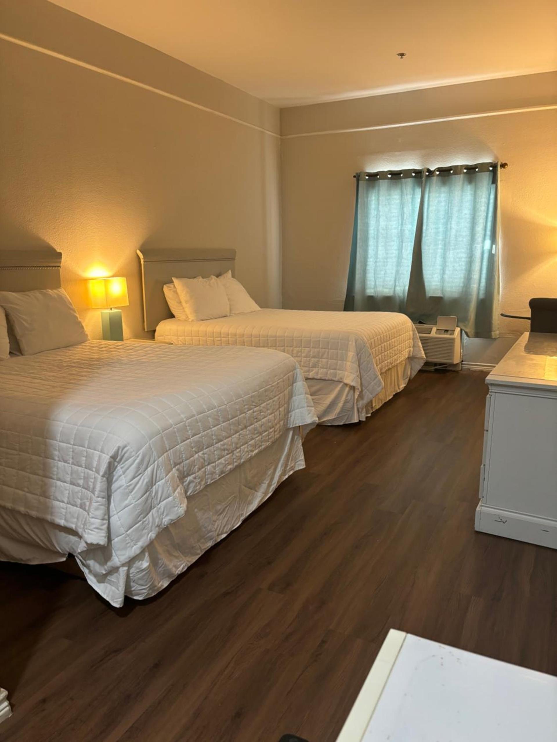Deluxe Inn & Suites photo 18