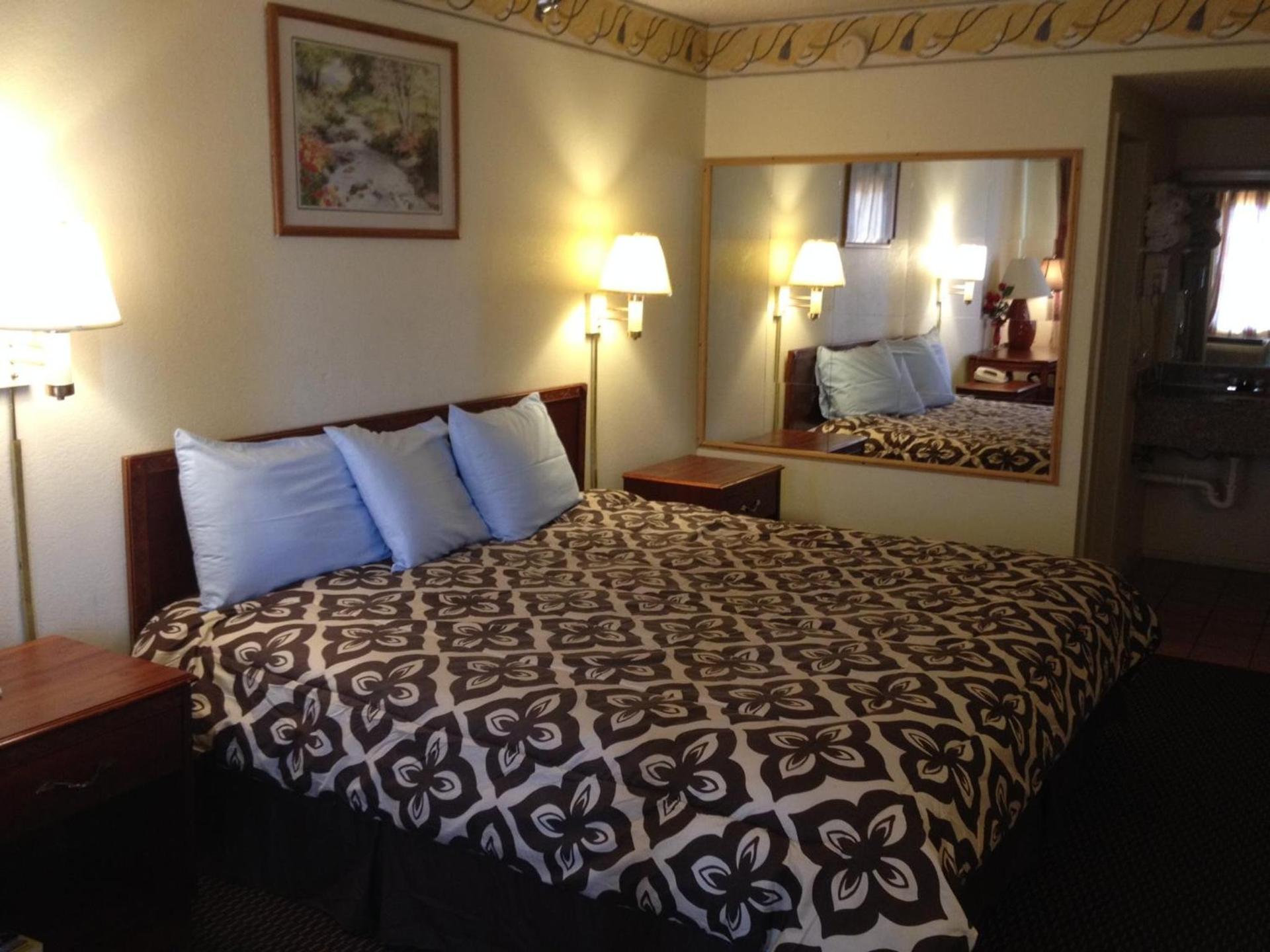 Crown Inn Grand Prairie photo 17