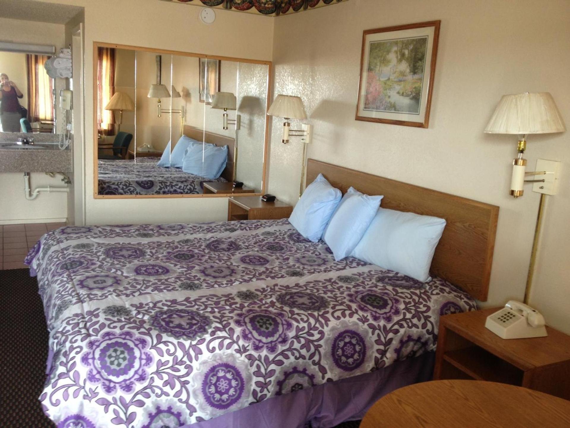 Crown Inn Grand Prairie photo 18