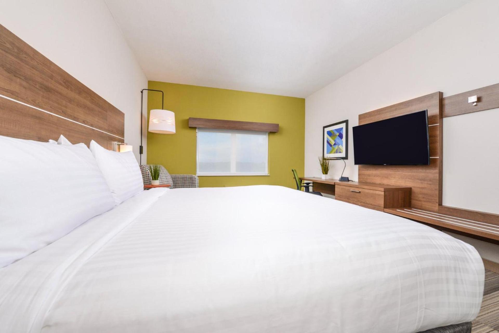 Holiday Inn Express & Suites - St. Petersburg - Madeira Beach by IHG photo 90