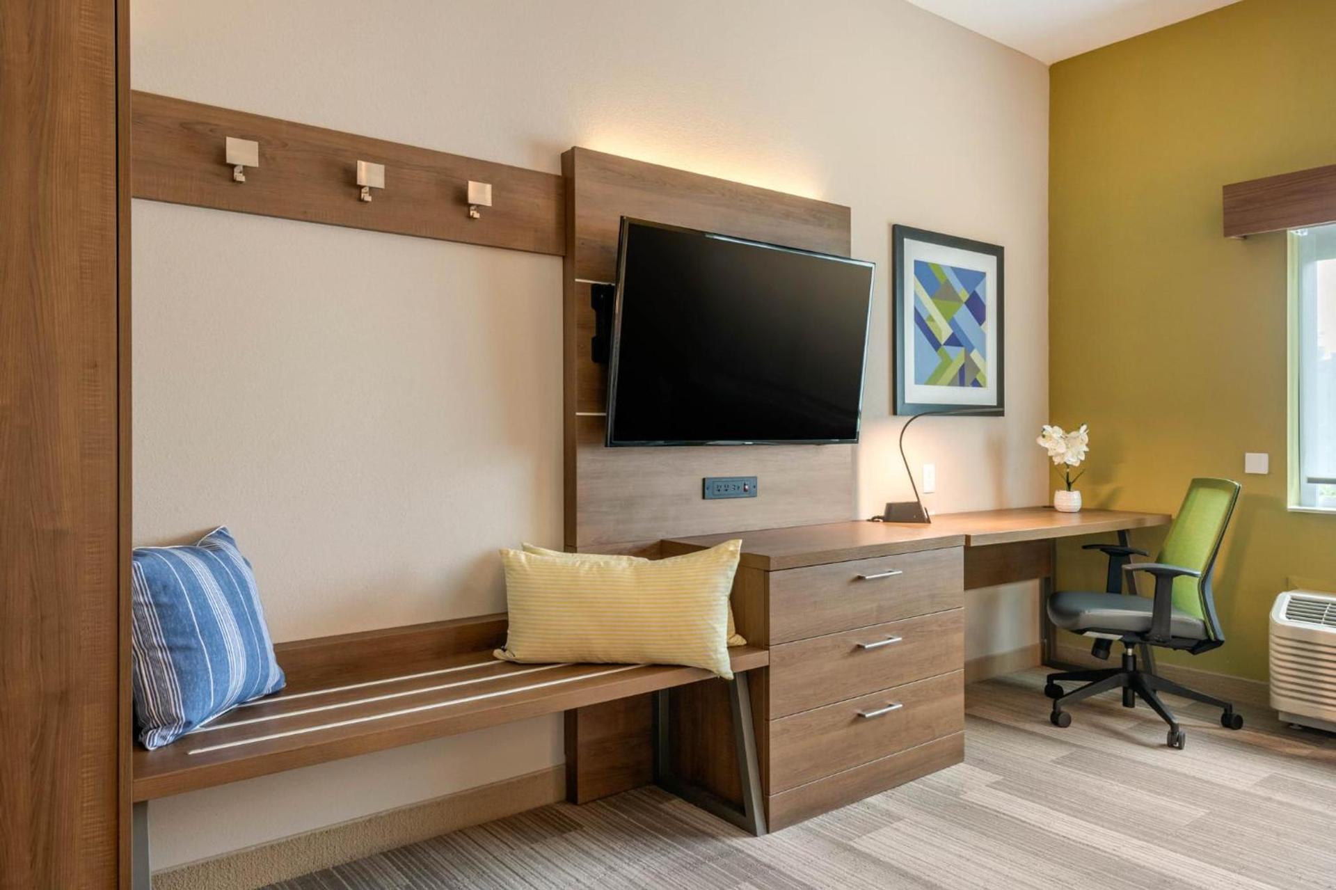 Holiday Inn Express & Suites - St. Petersburg - Madeira Beach by IHG photo 76