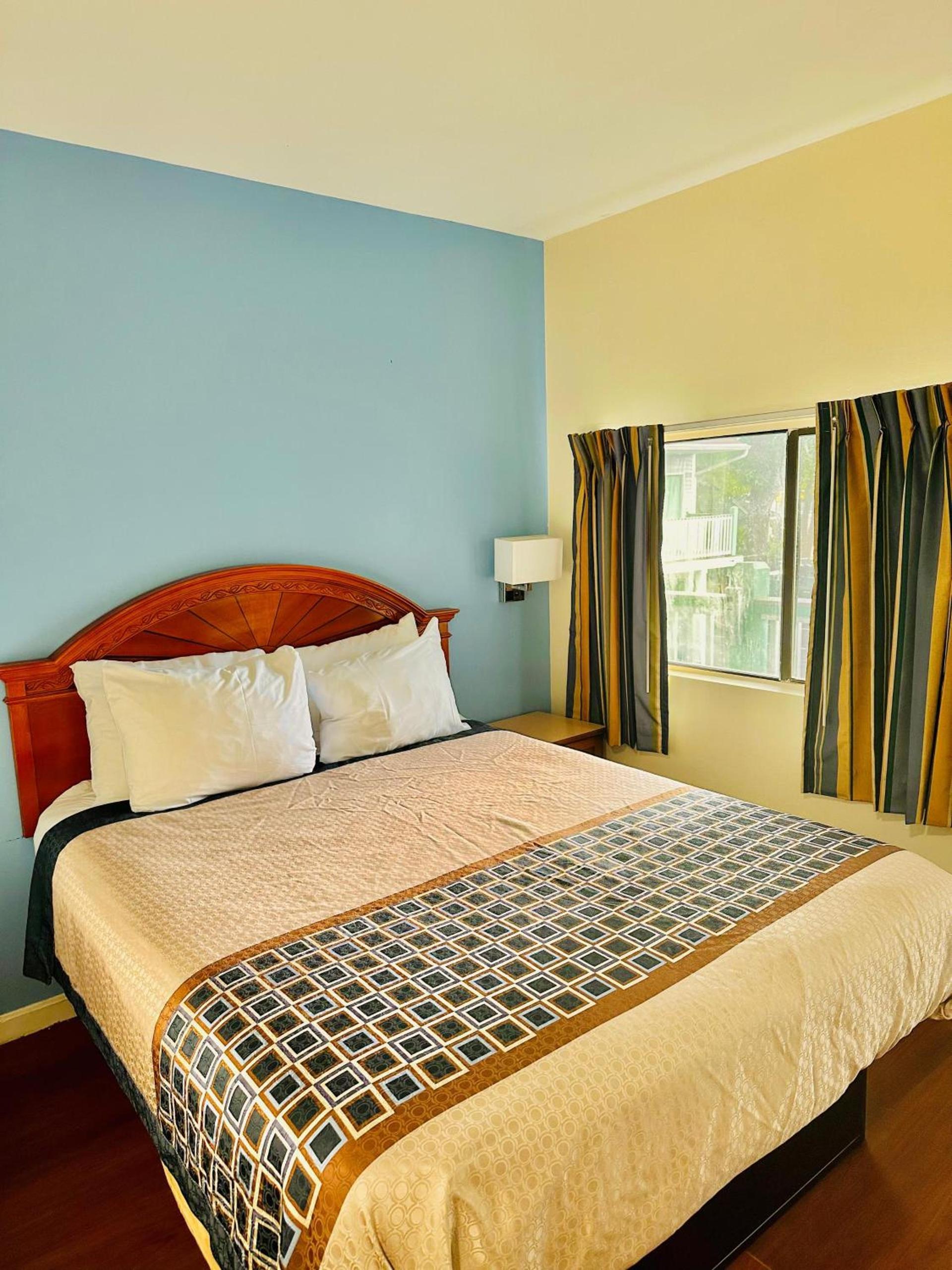 Hampton Motor Inn photo 9