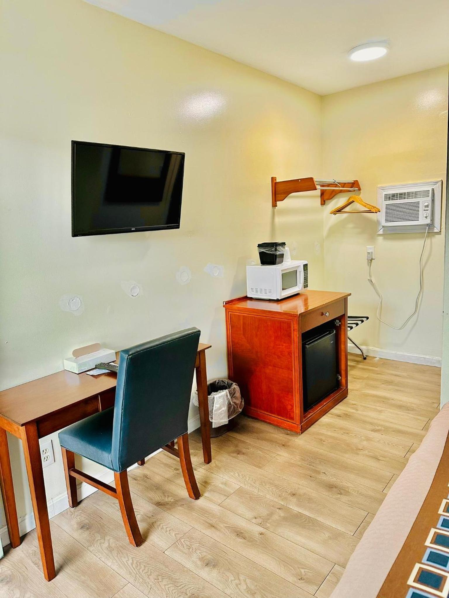Hampton Motor Inn photo 11