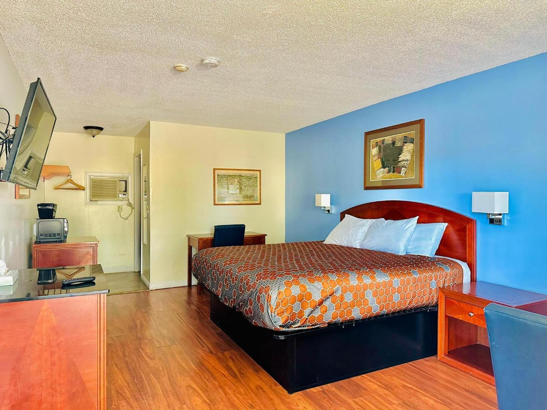 Hampton Motor Inn photo 13