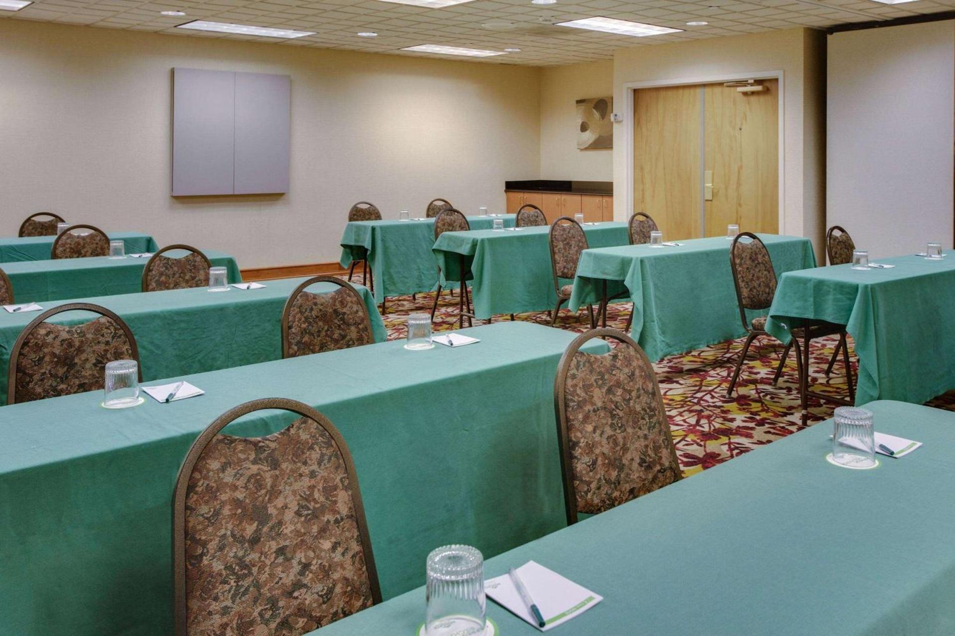 Wingate by Wyndham - Dulles International photo 10