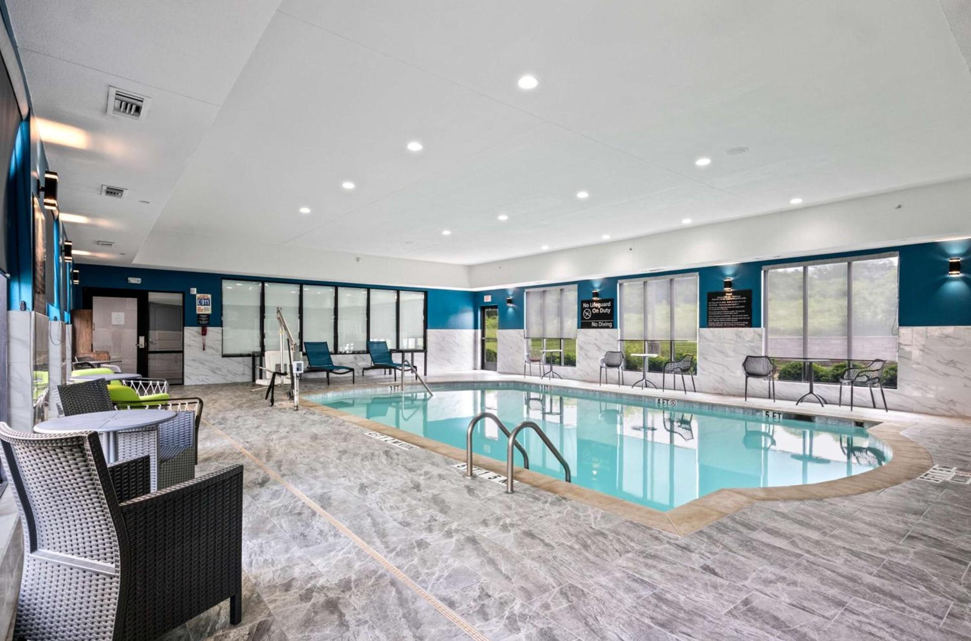 Hampton Inn & Suites Mount Pleasant photo 2