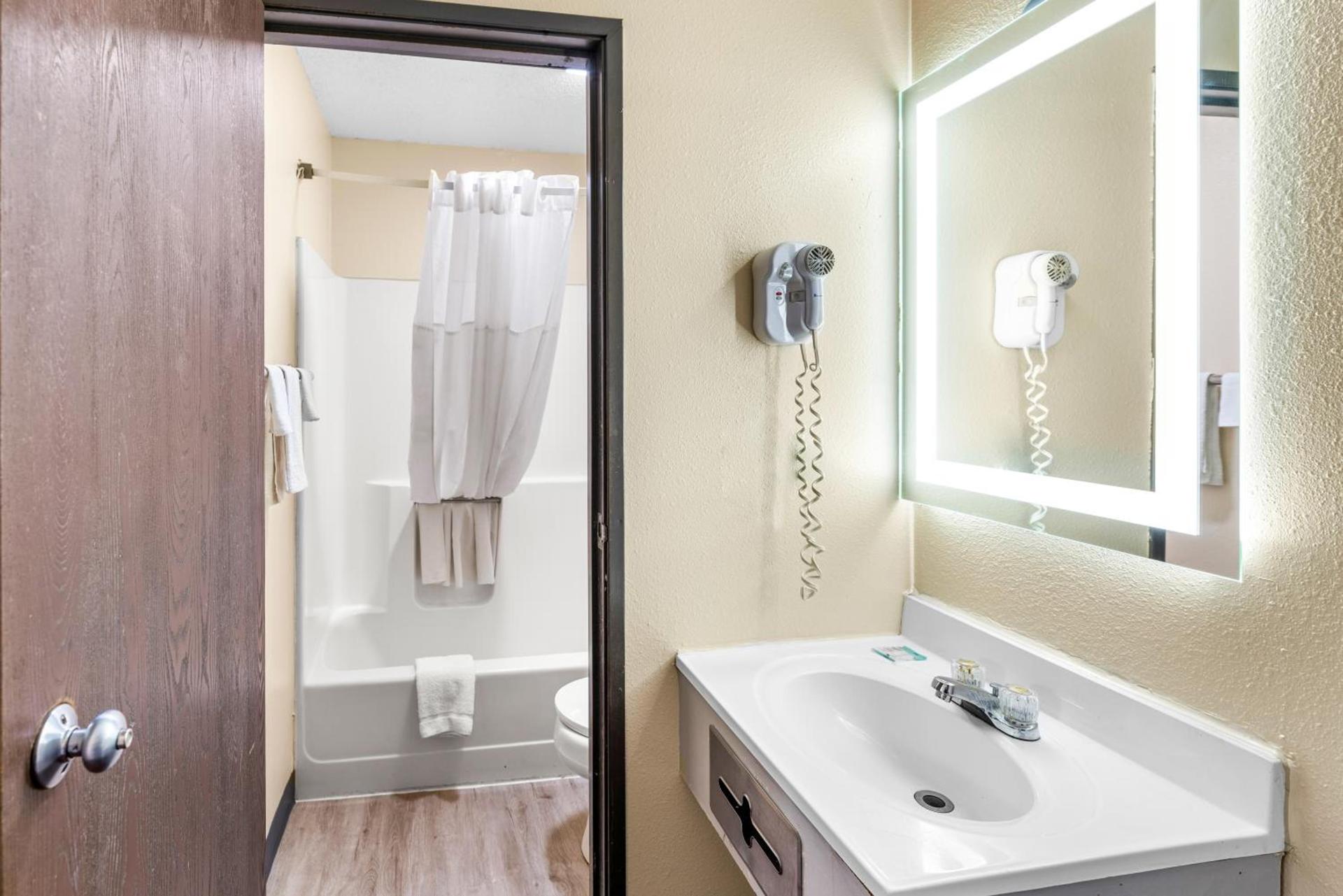 Americas Best Value Inn Decatur photo 7