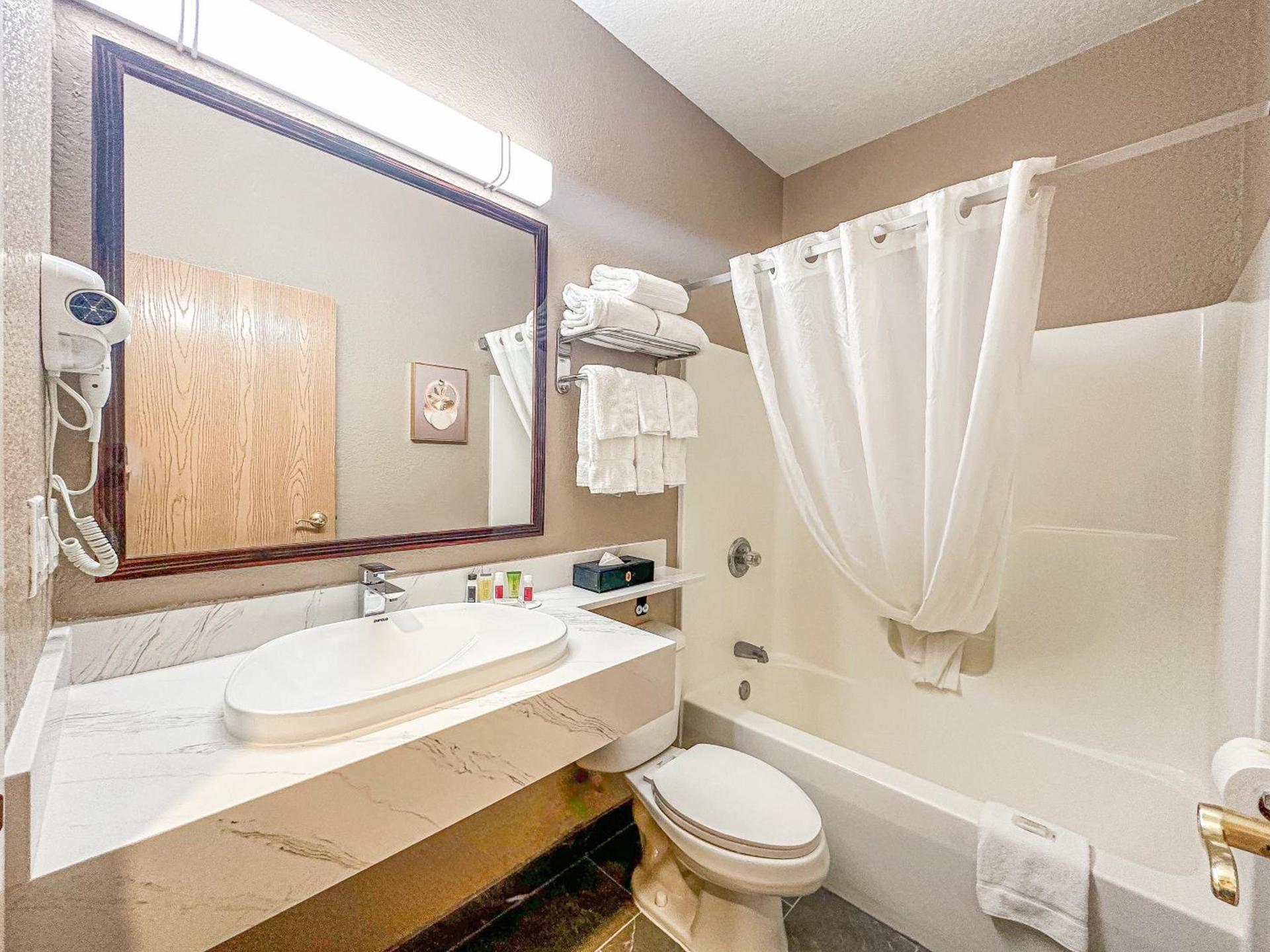 Super 8 by Wyndham Uniontown PA photo 18