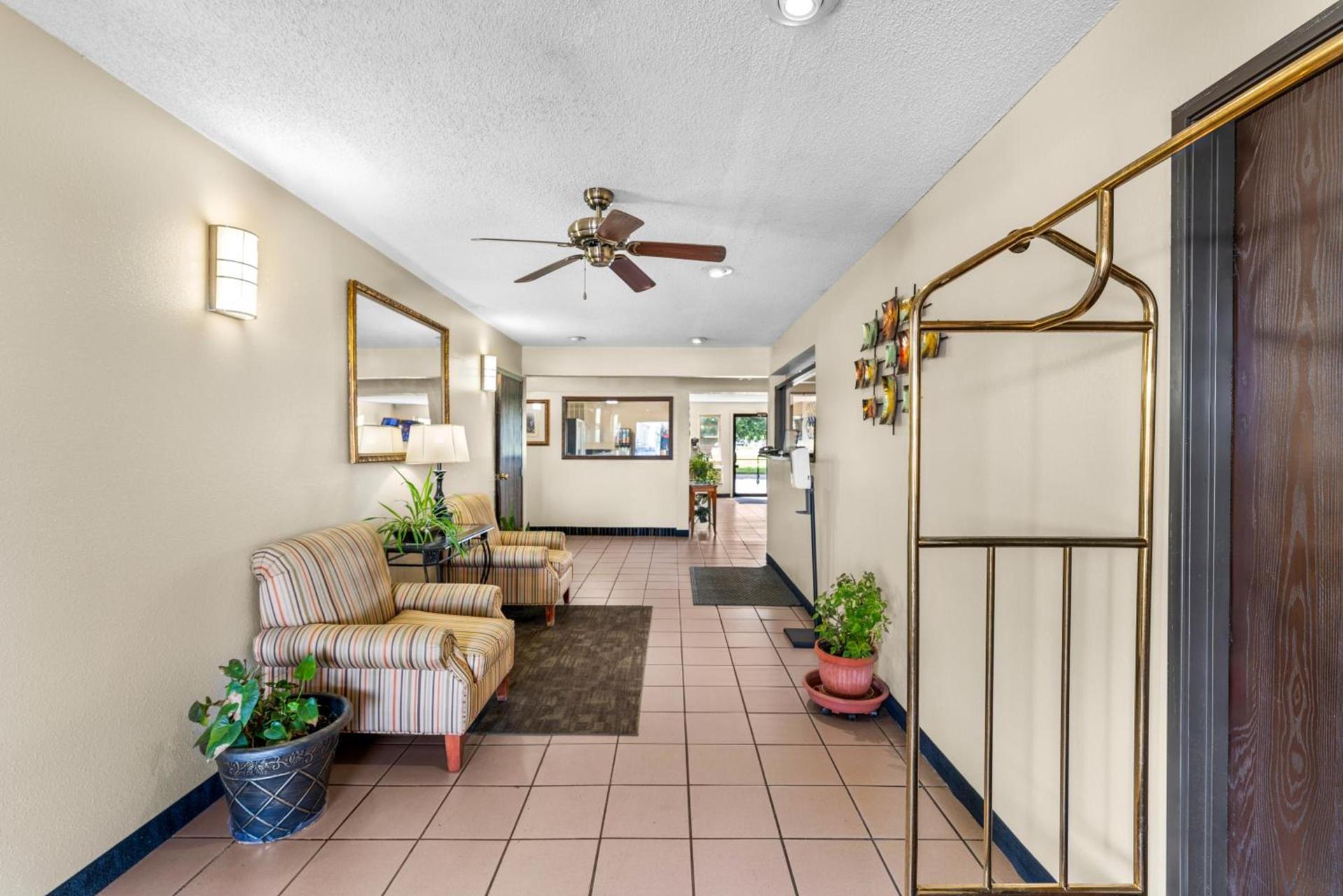Americas Best Value Inn Decatur photo 25