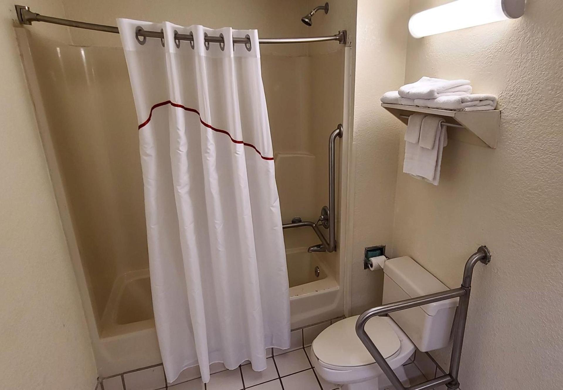Red Roof Inn & Suites Cornelius - Lake Norman photo 32
