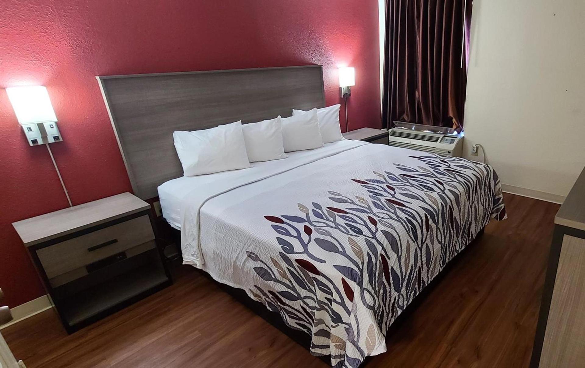 Red Roof Inn & Suites Cornelius - Lake Norman photo 13