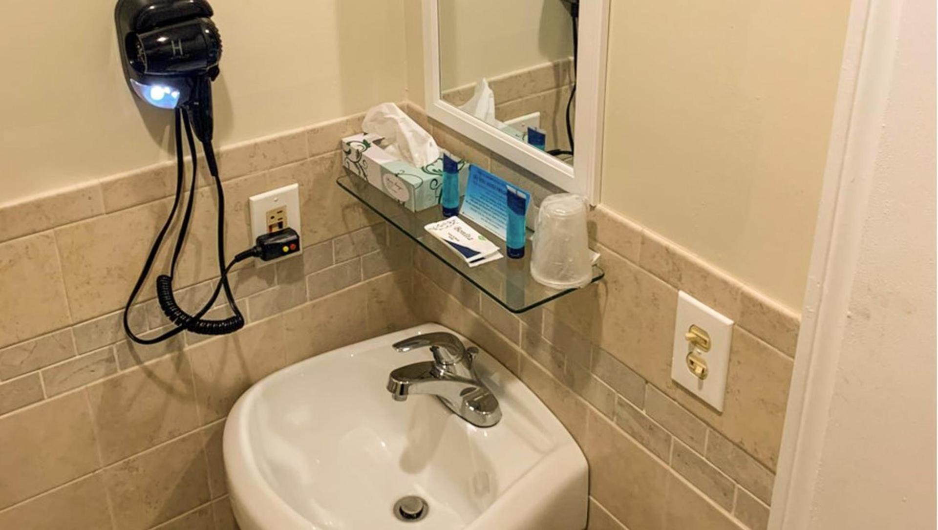 Hampton Motor Inn photo 37