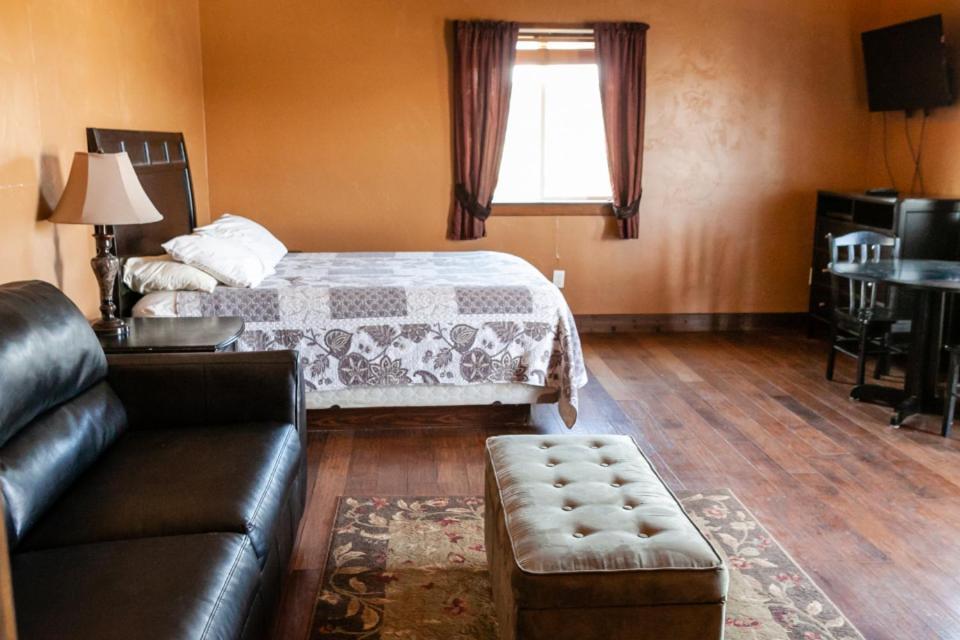 Circle R Motel photo 12