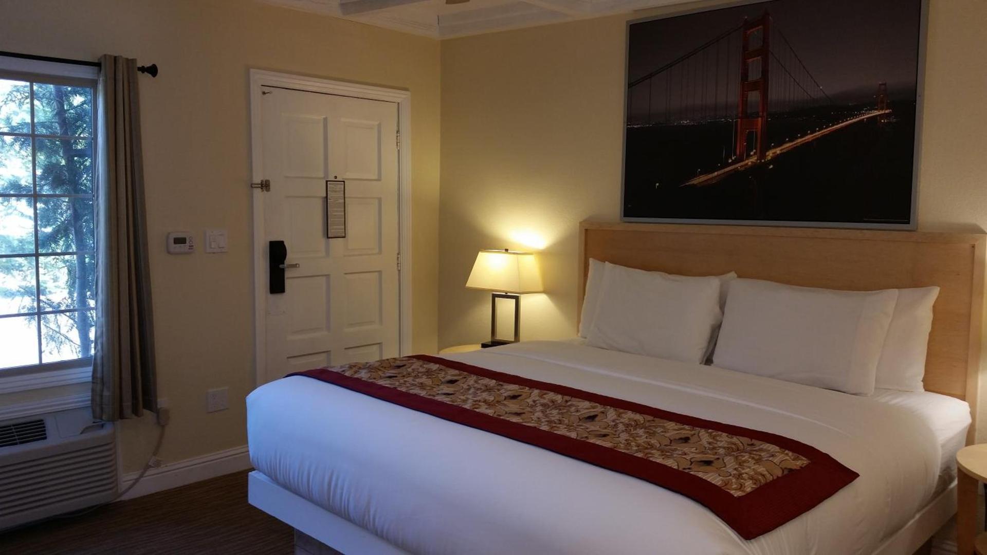 Marin Lodge photo 2