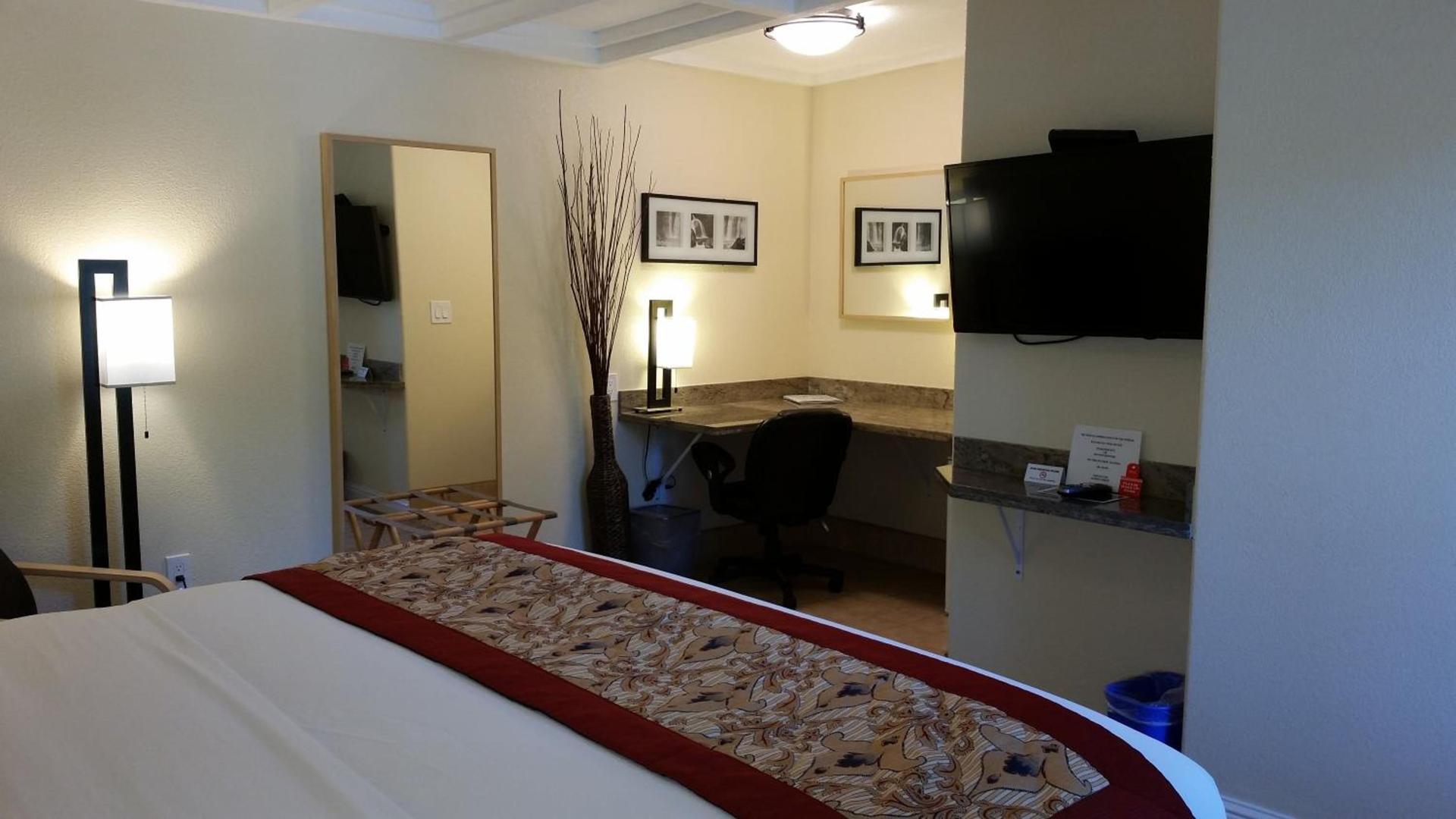 Marin Lodge photo 3
