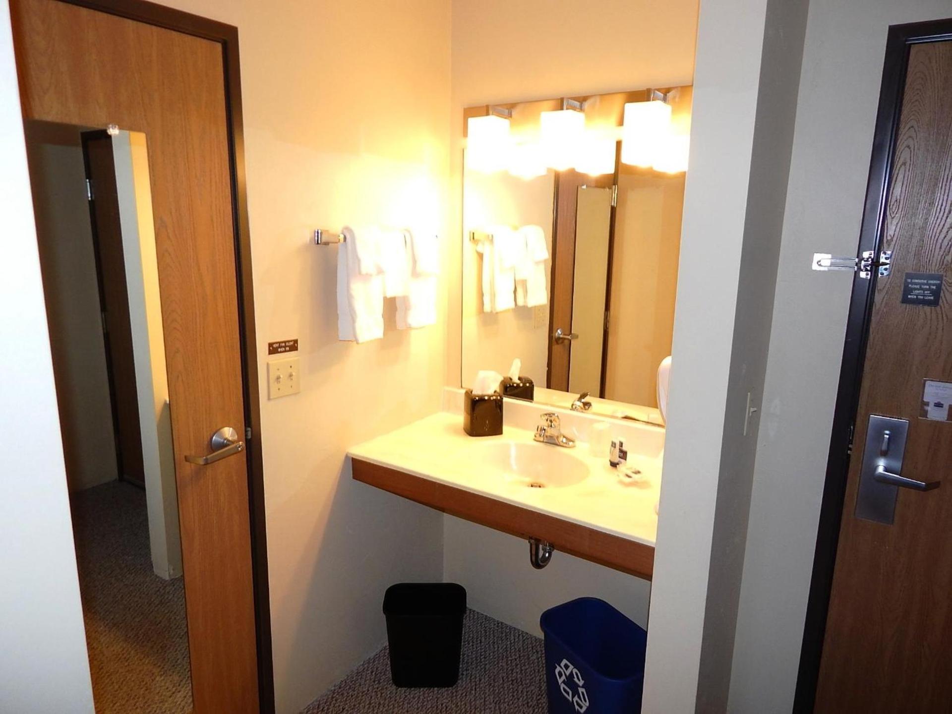 AmericInn by Wyndham Sturgeon Bay photo 25