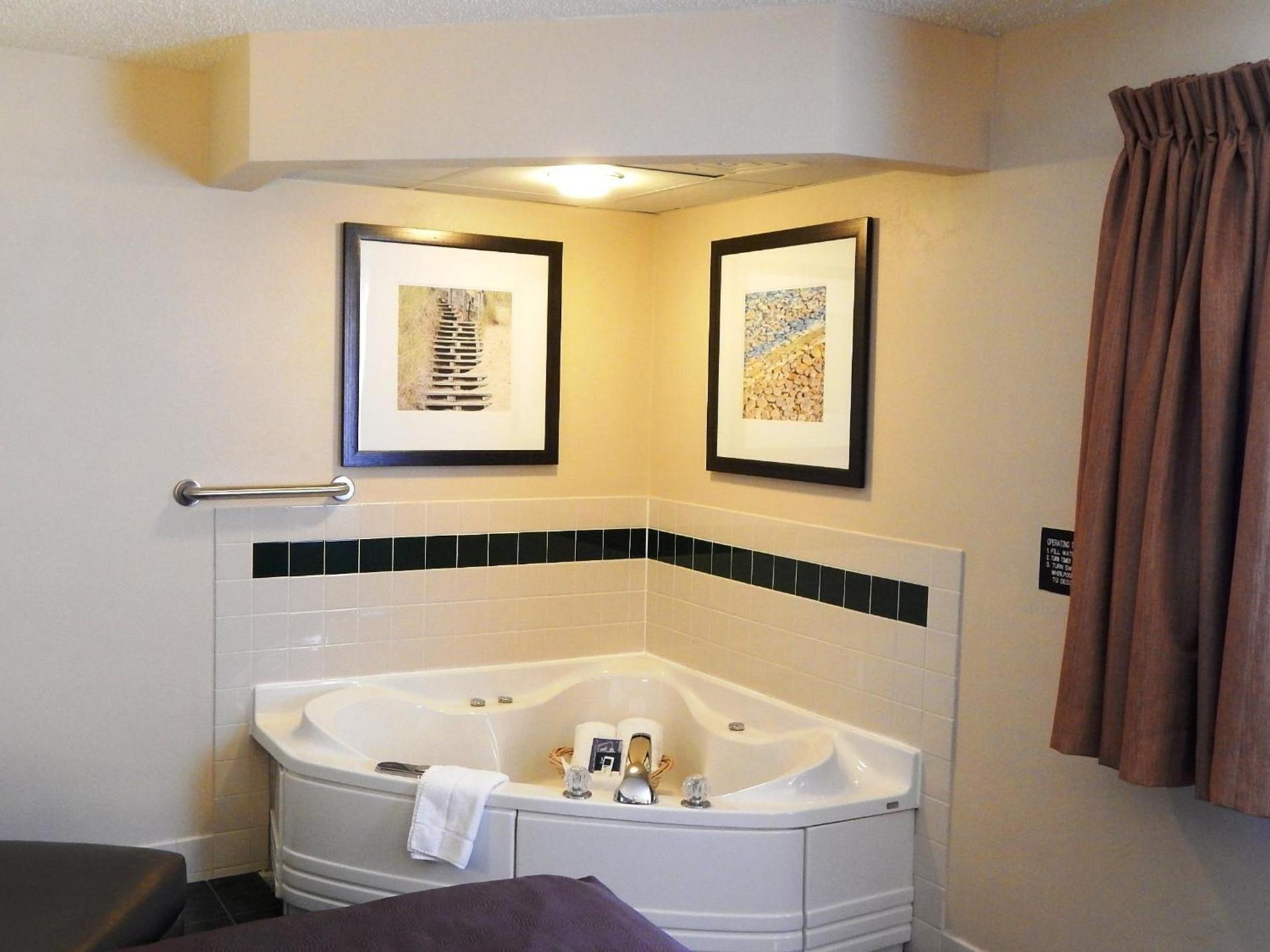 AmericInn by Wyndham Sturgeon Bay photo 20
