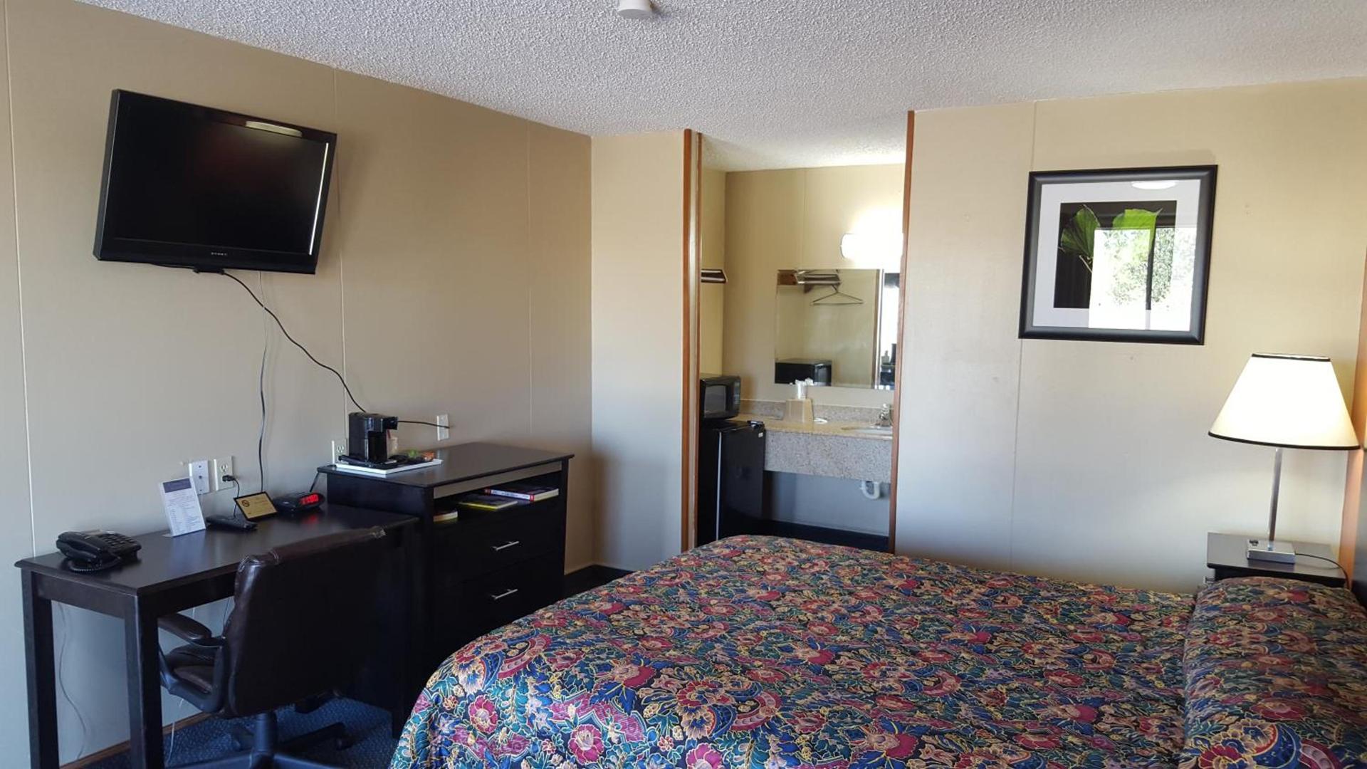 Carefree Inn Flatonia photo 18