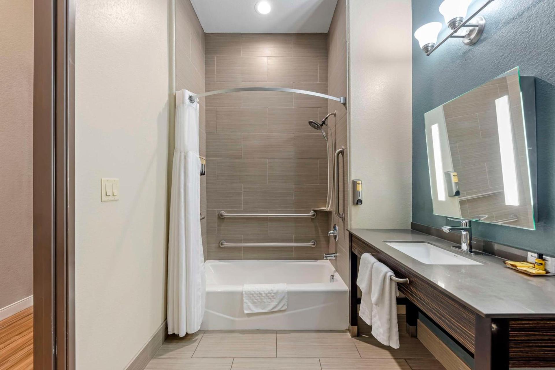 Best Western Plus Pflugerville Inn & Suites photo 35