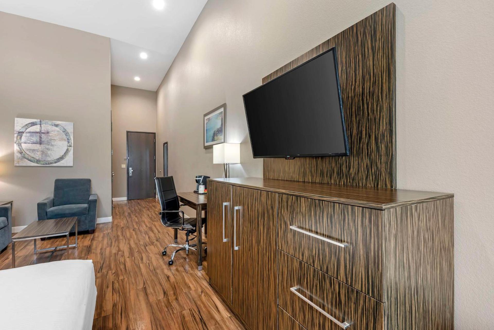 Best Western Plus Pflugerville Inn & Suites photo 43