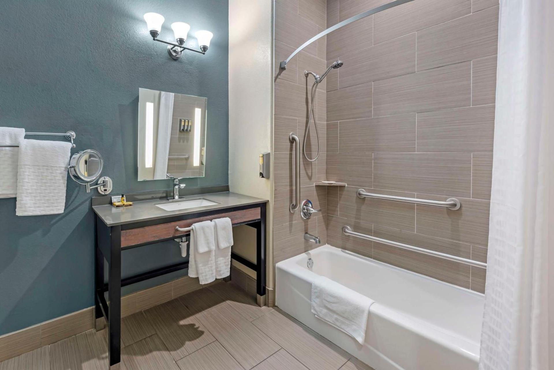 Best Western Plus Pflugerville Inn & Suites photo 44