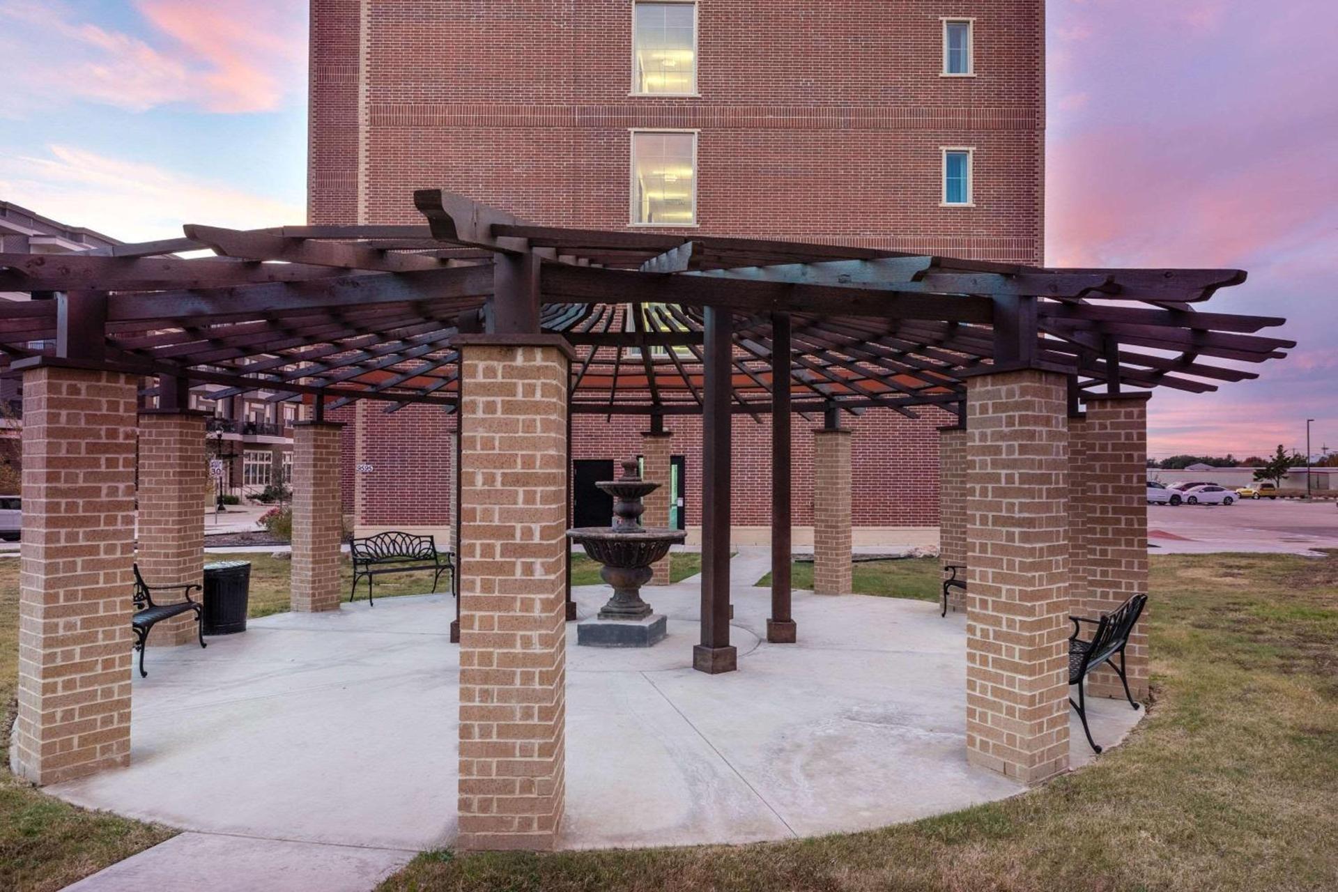 La Quinta Inn & Suites by Wyndham Dallas - Frisco Stadium photo 15