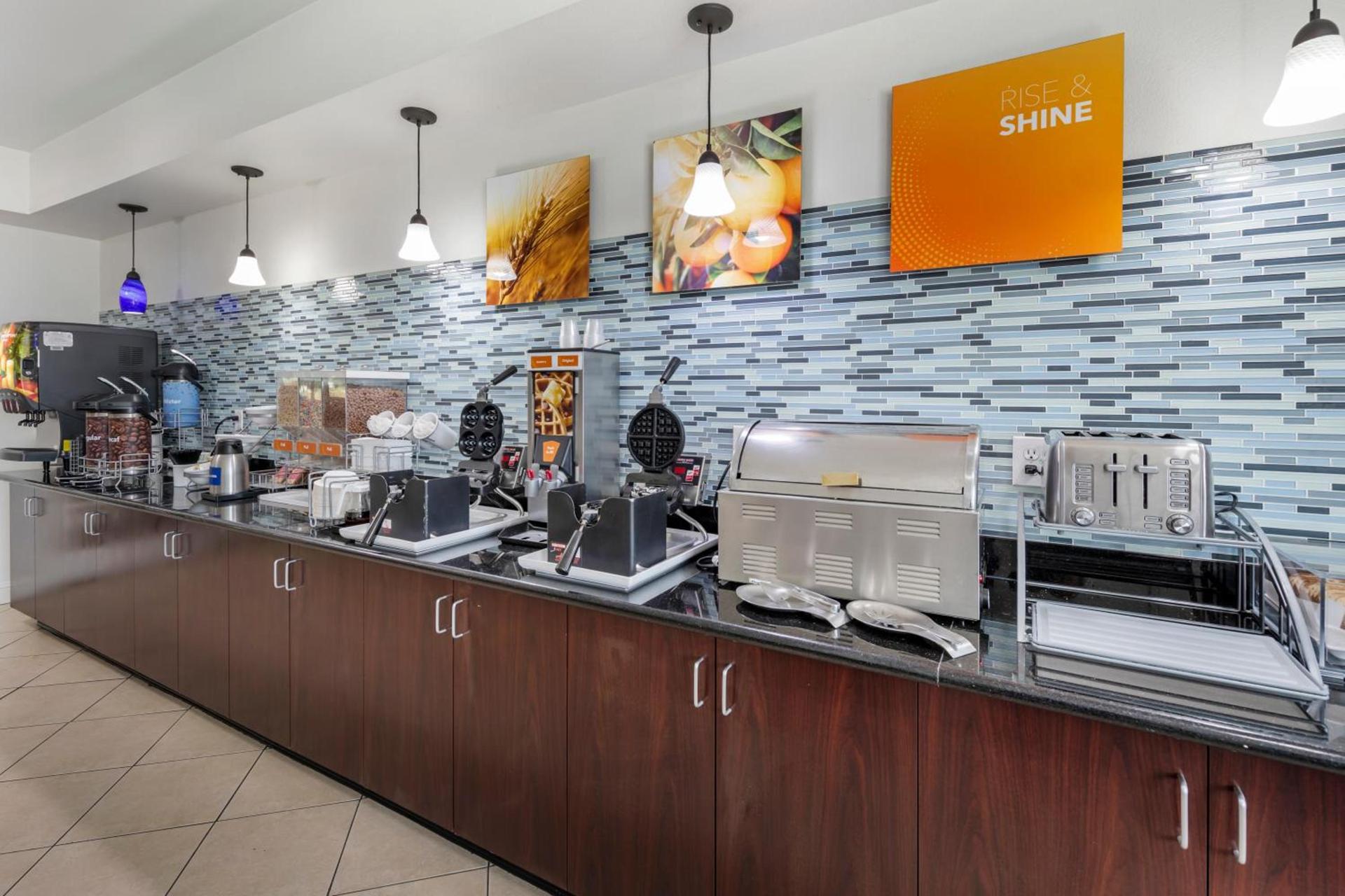 Comfort Suites Tulare Sequoia Gateway photo 54