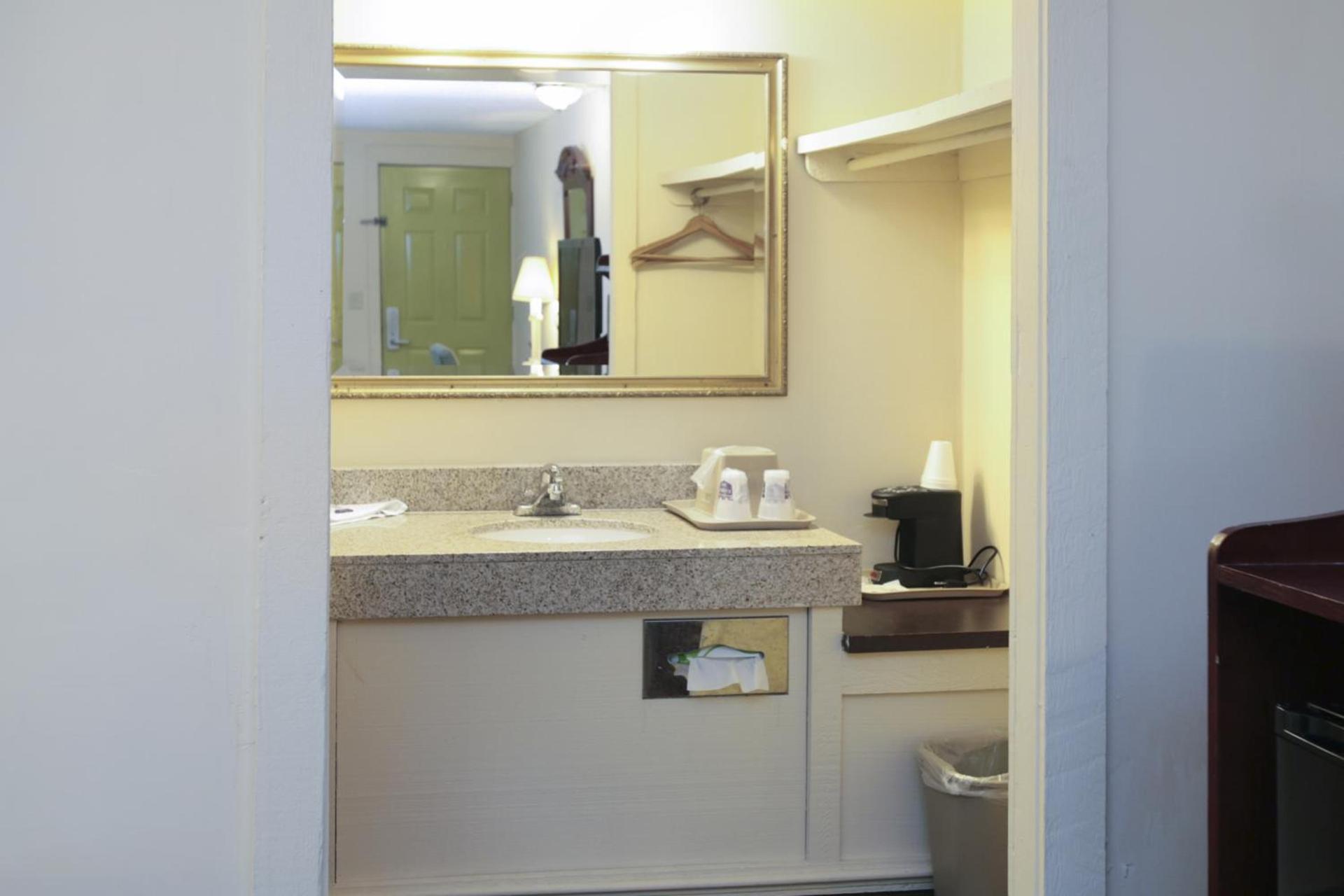 Knights Inn - Battle Creek photo 42