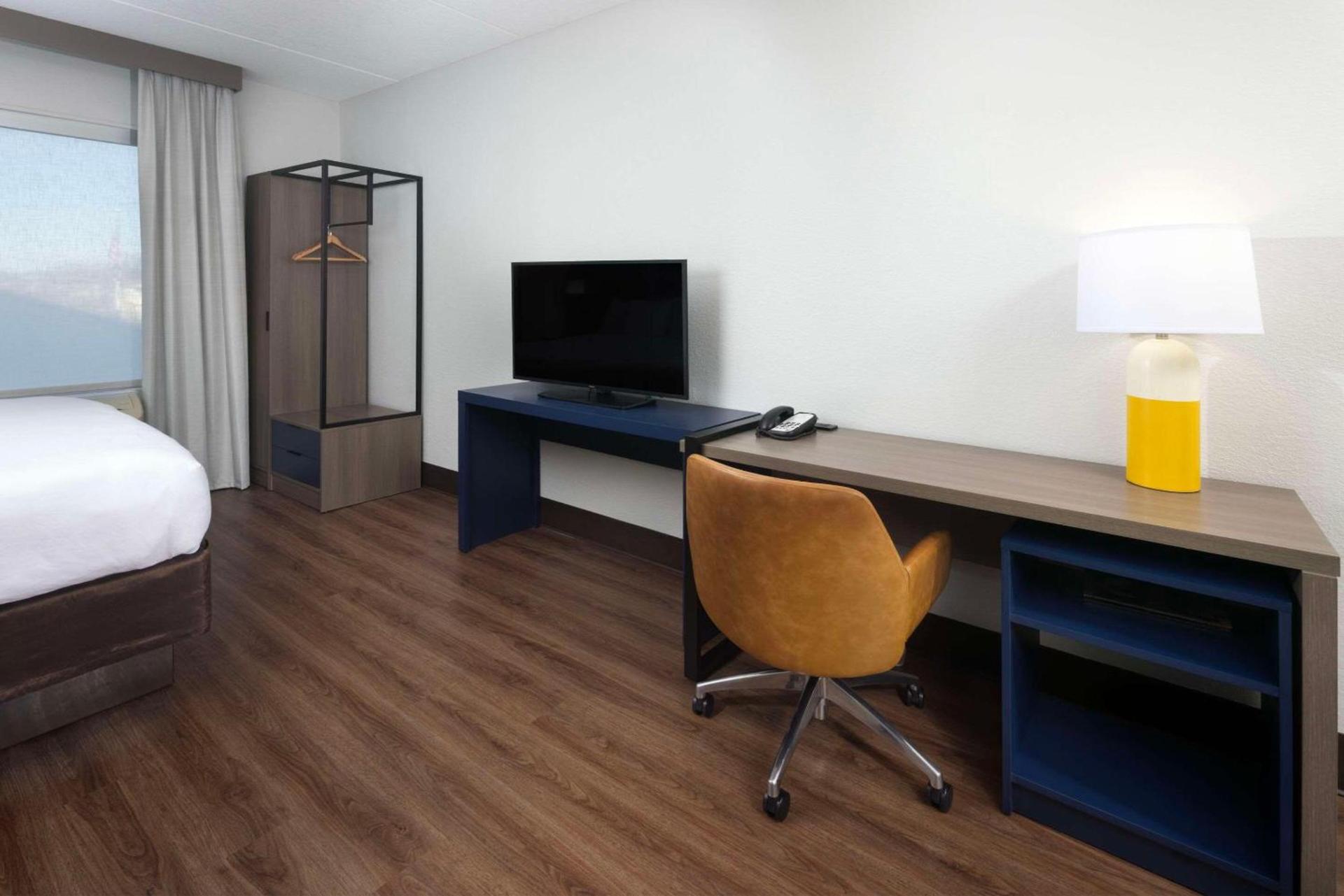 Comfort Suites Outlet Center photo 6