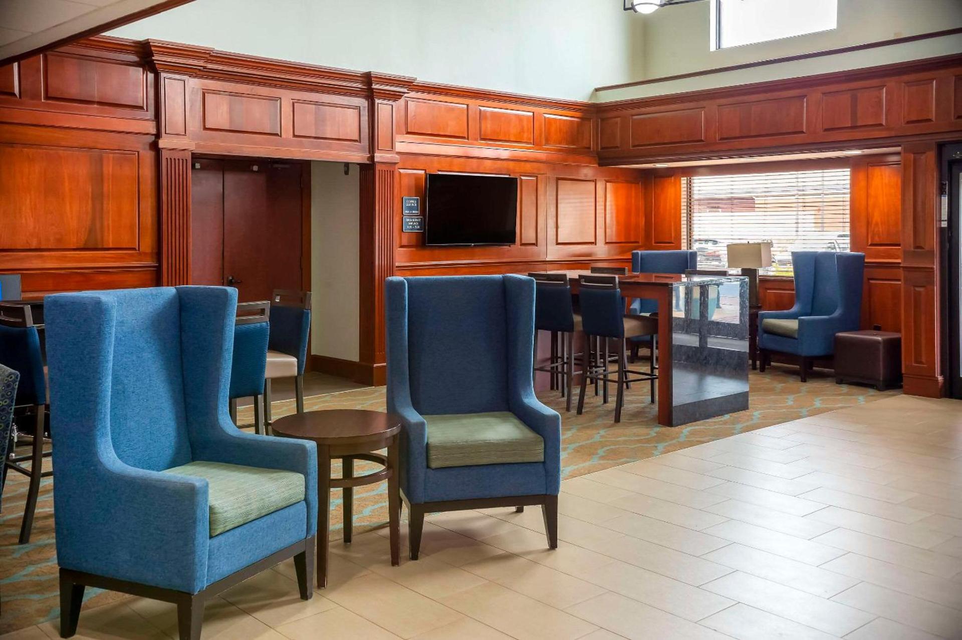 Comfort Suites Outlet Center photo 5