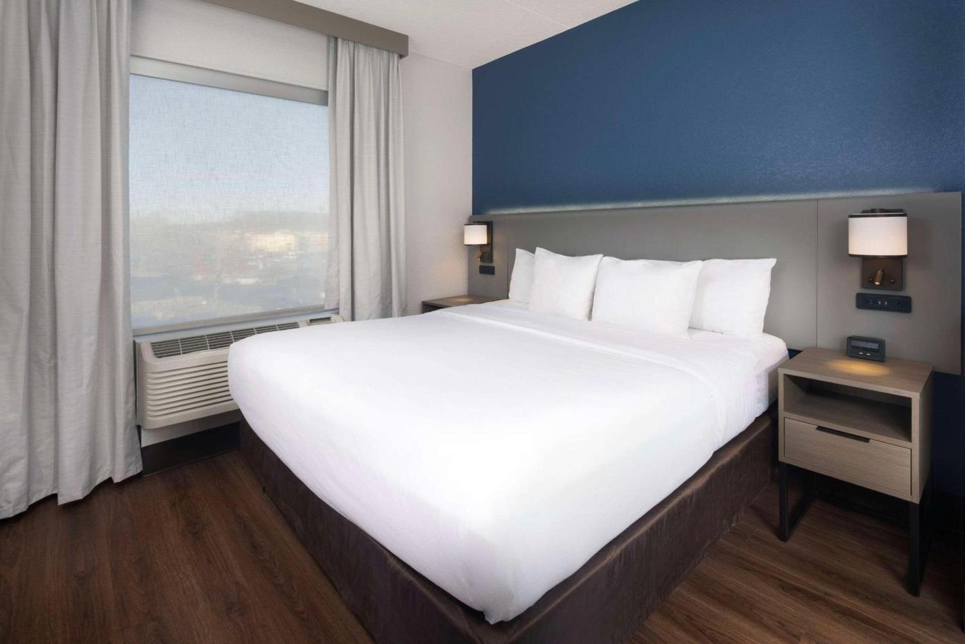 Comfort Suites Outlet Center photo 7