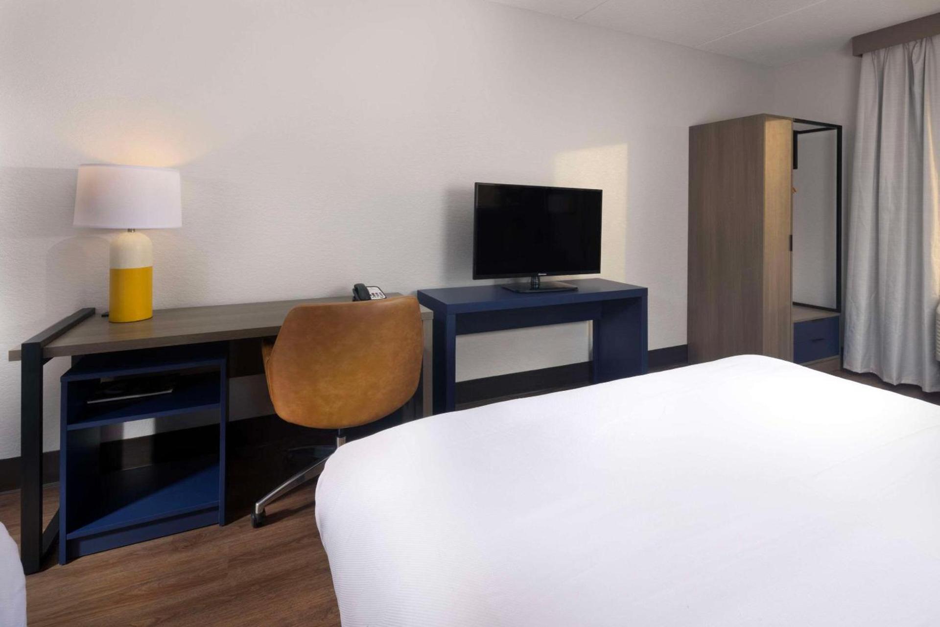 Comfort Suites Outlet Center photo 8