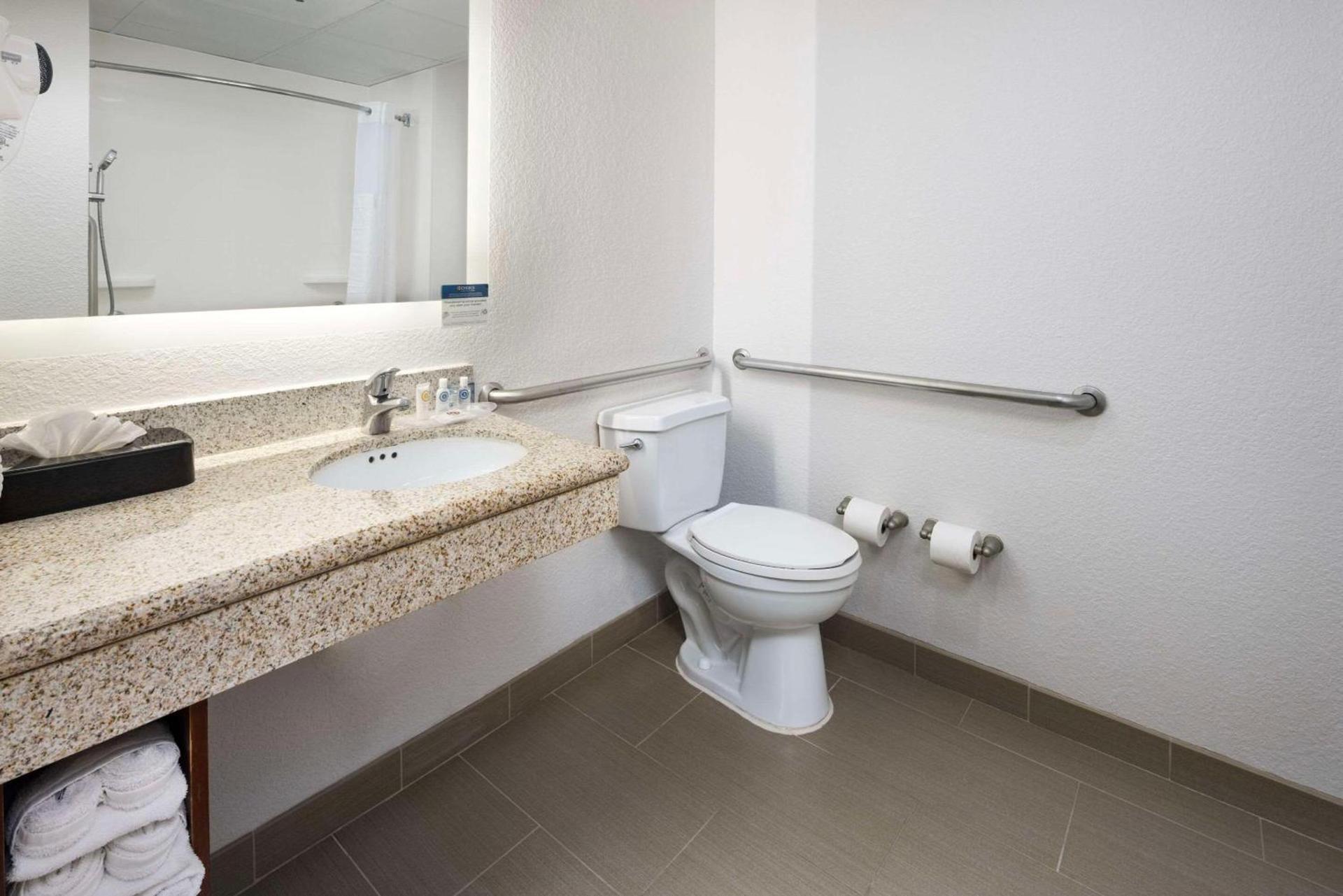 Comfort Suites Outlet Center photo 9