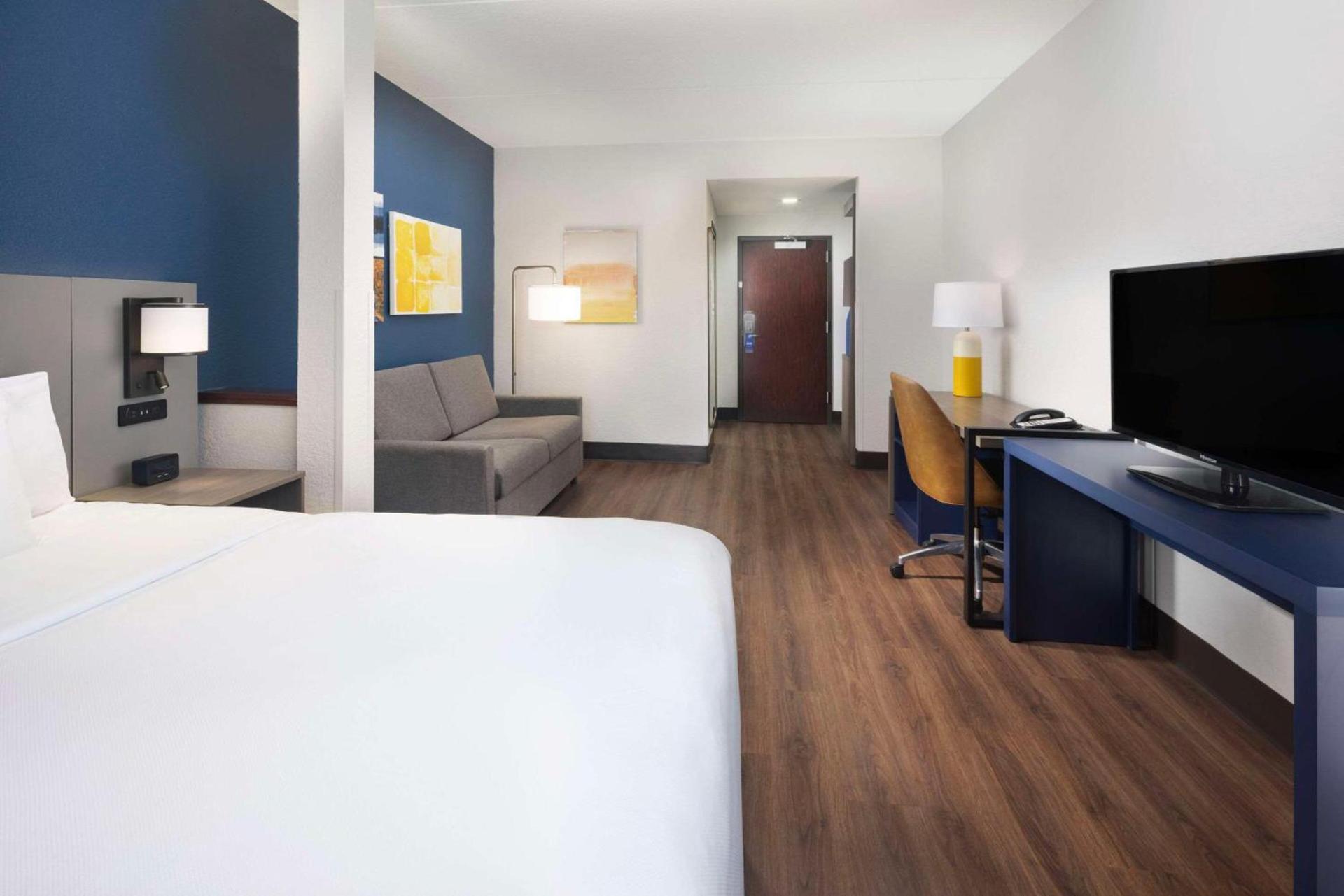Comfort Suites Outlet Center photo 10