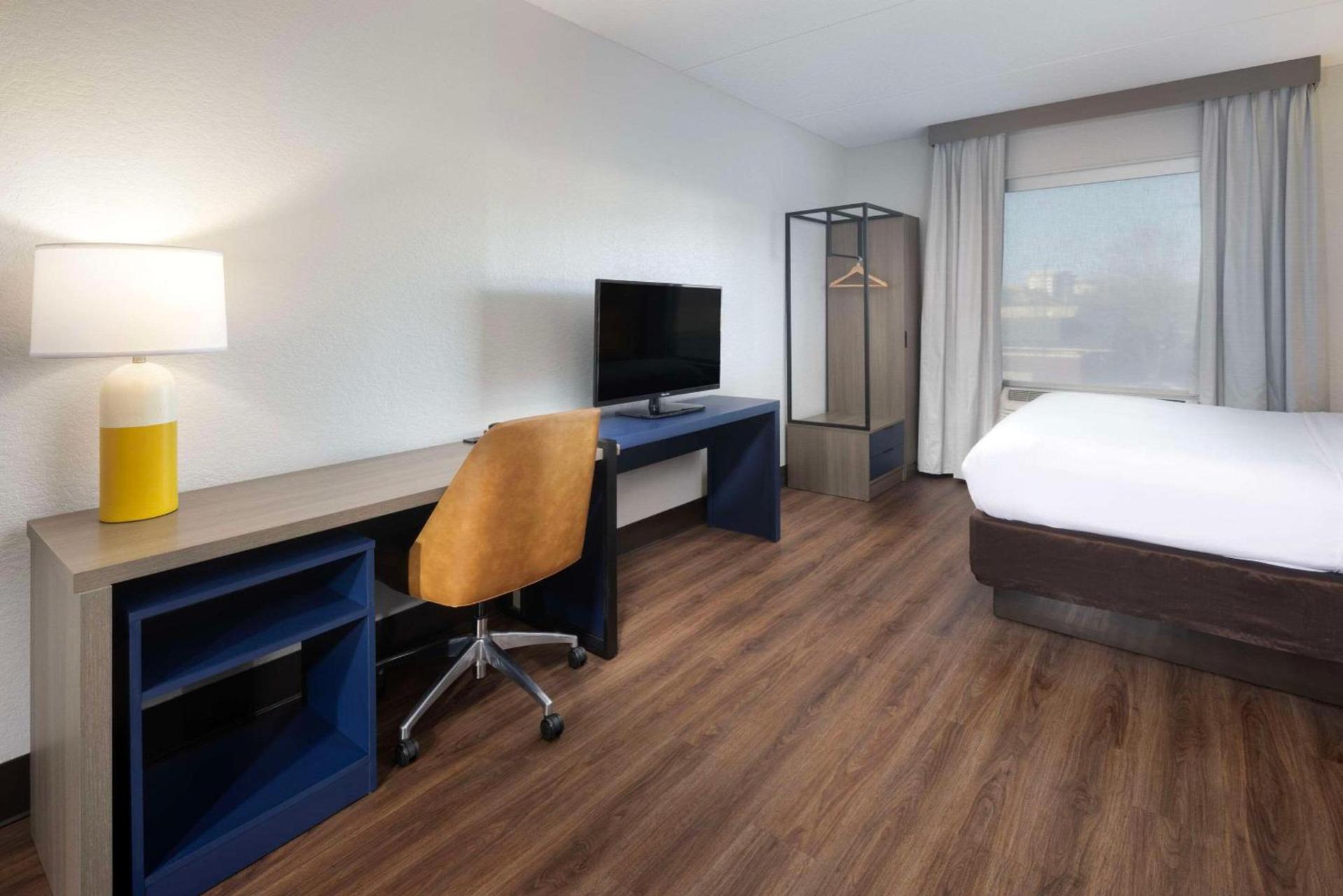 Comfort Suites Outlet Center photo 12