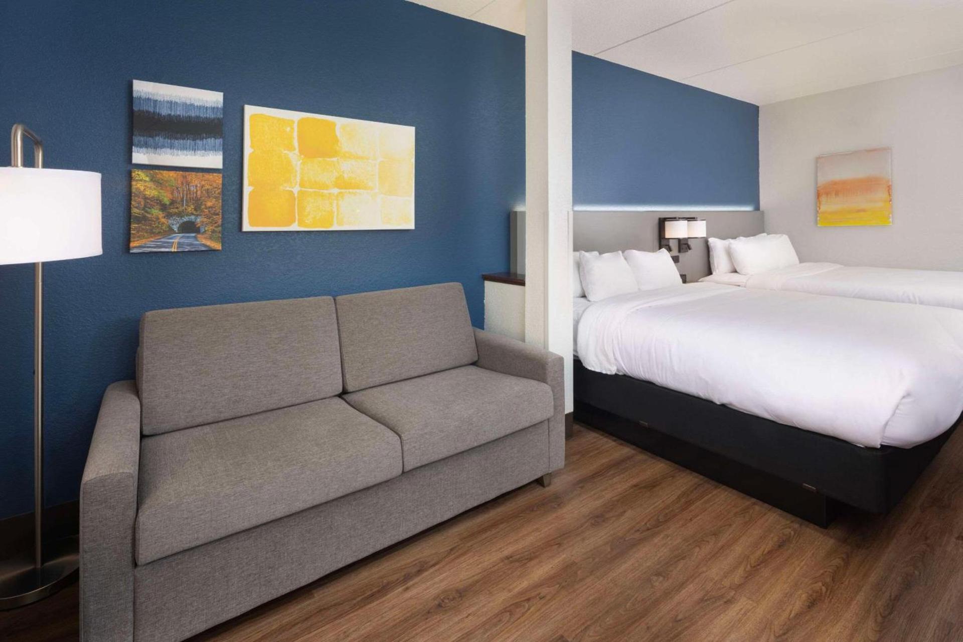 Comfort Suites Outlet Center photo 13