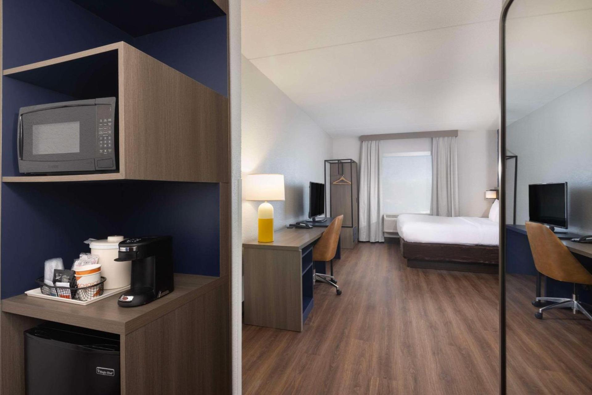 Comfort Suites Outlet Center photo 11