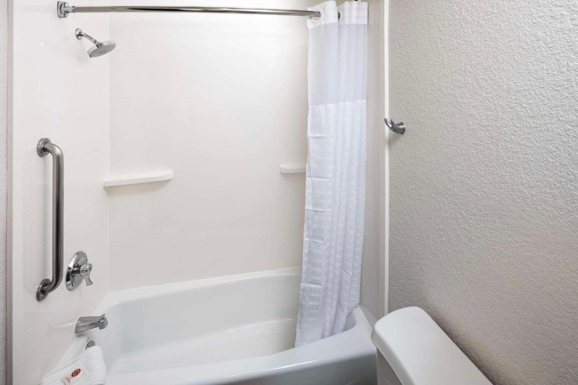 Comfort Suites Outlet Center photo 14