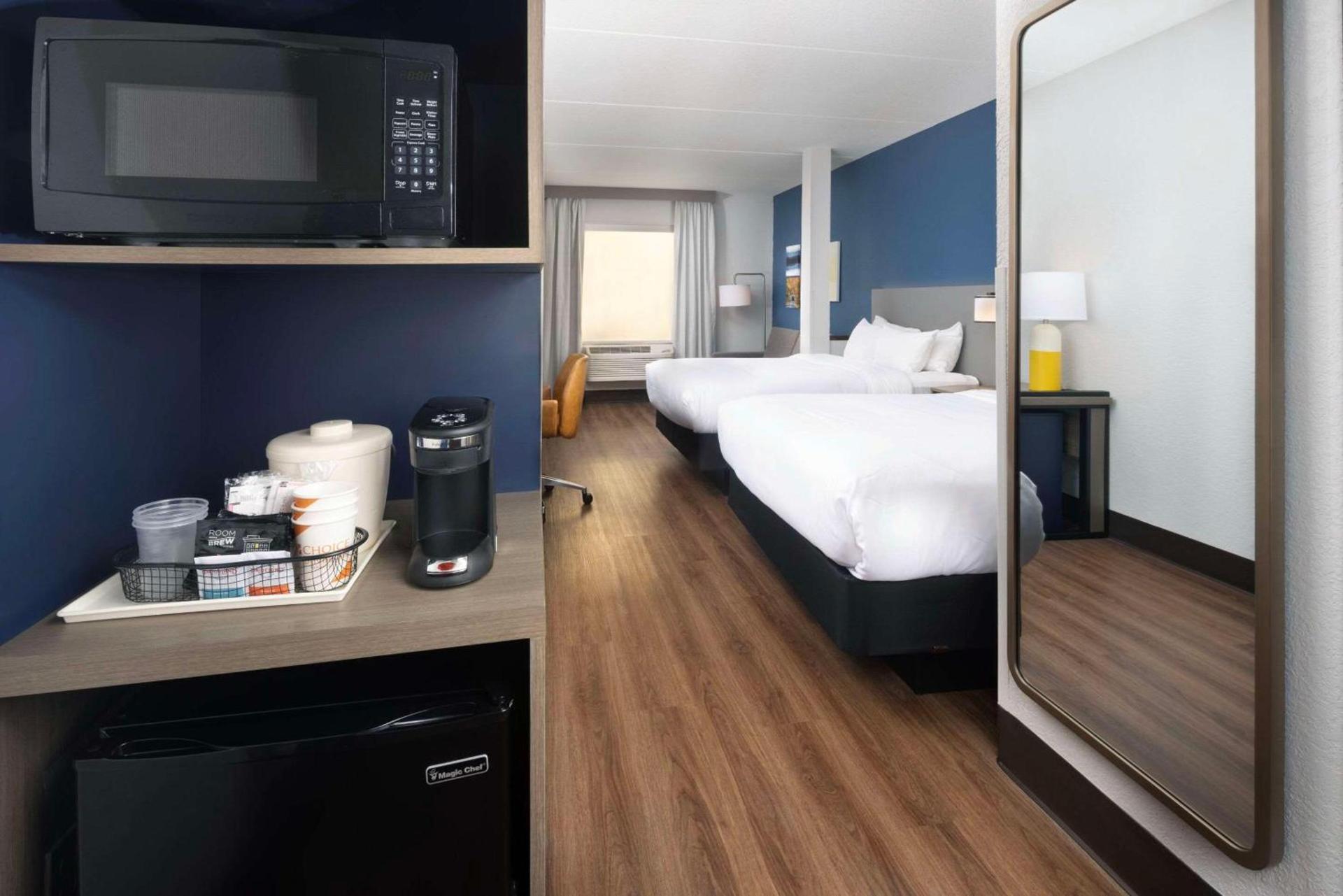 Comfort Suites Outlet Center photo 15