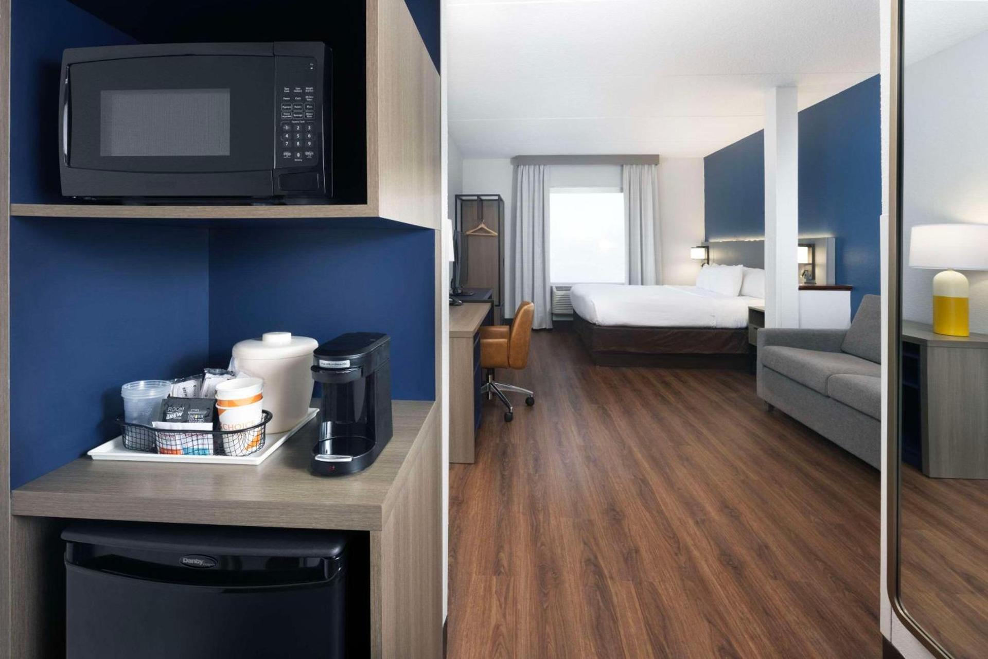 Comfort Suites Outlet Center photo 17