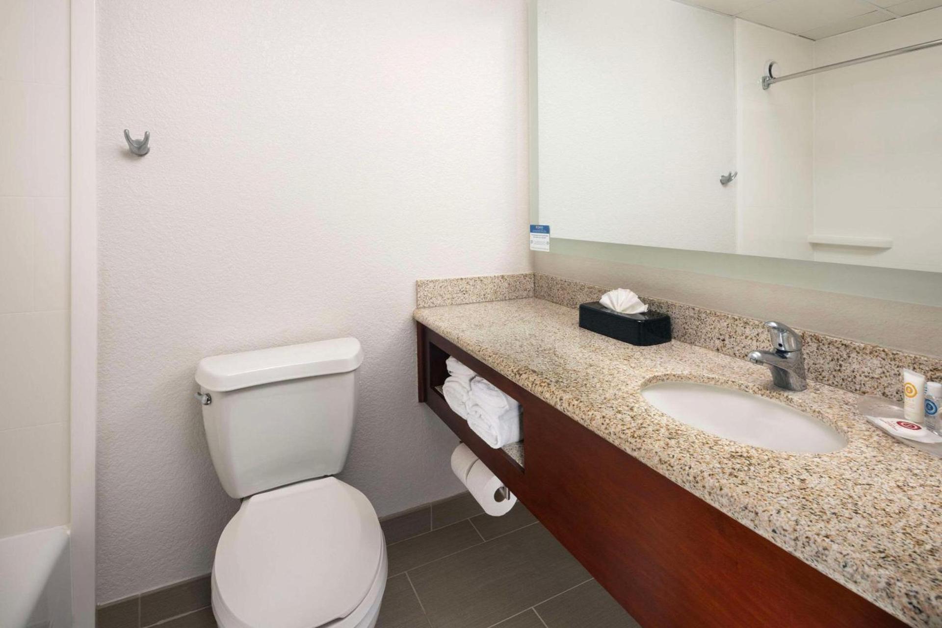 Comfort Suites Outlet Center photo 16