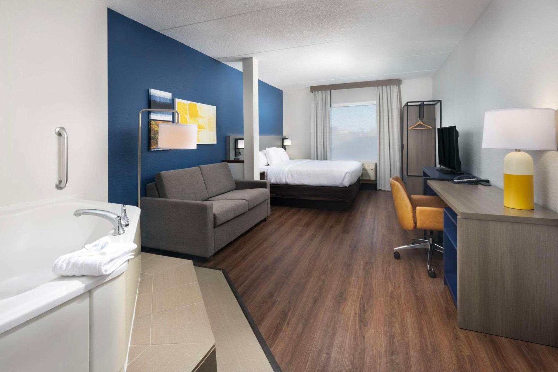 Comfort Suites Outlet Center photo 18