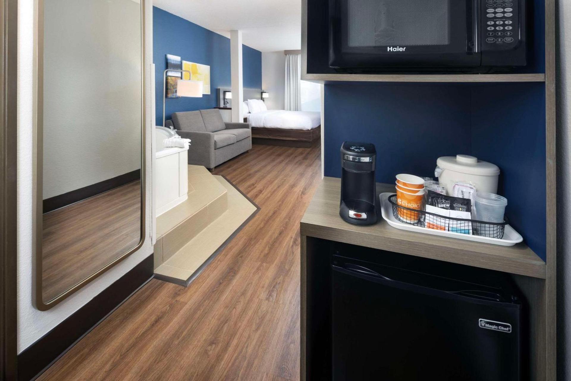 Comfort Suites Outlet Center photo 19