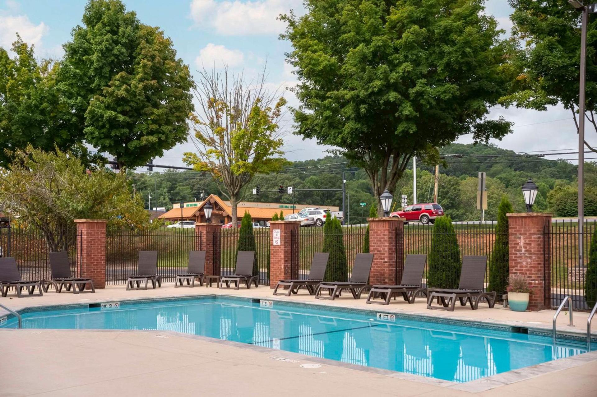 Comfort Suites Outlet Center photo 22