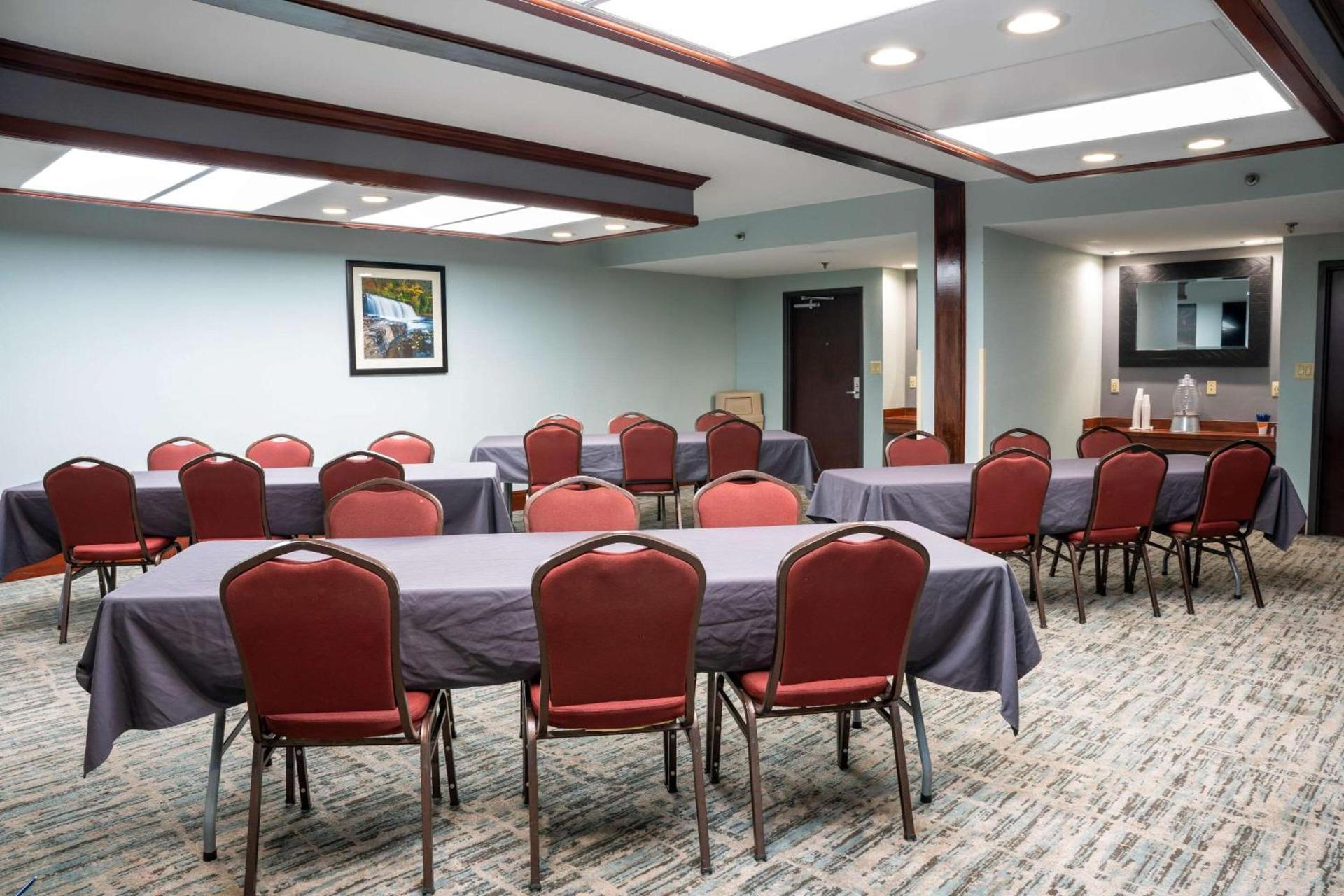 Comfort Suites Outlet Center photo 27
