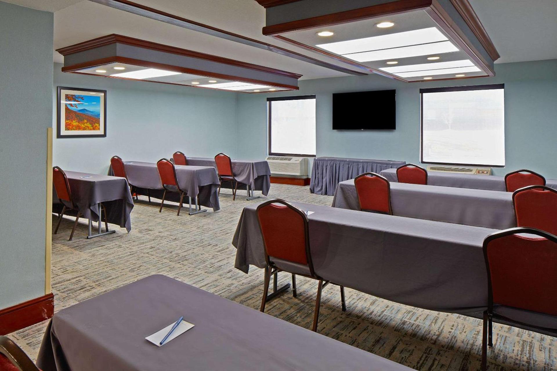 Comfort Suites Outlet Center photo 29